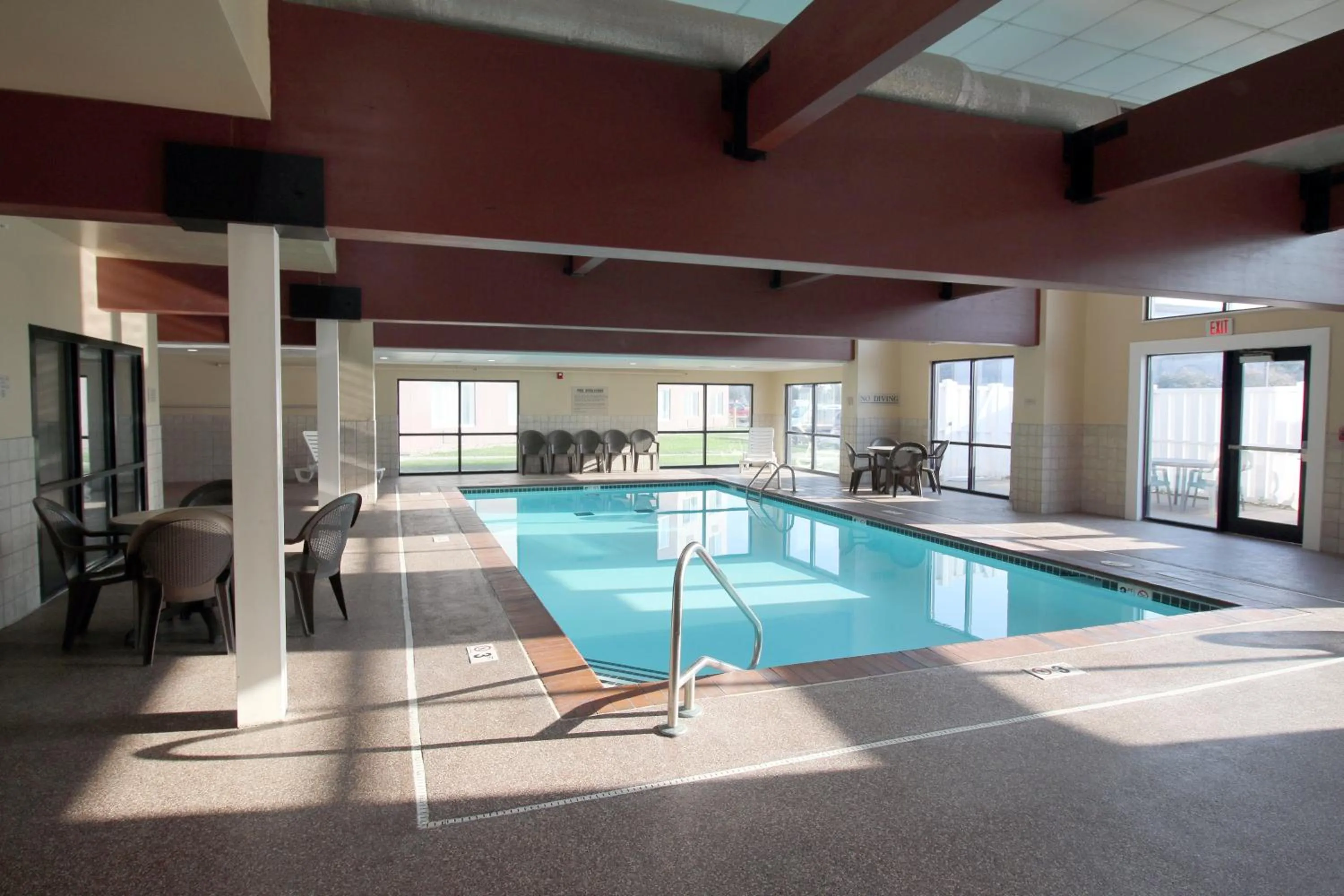 Swimming pool in Country Inn & Suites by Radisson, Council Bluffs, IA