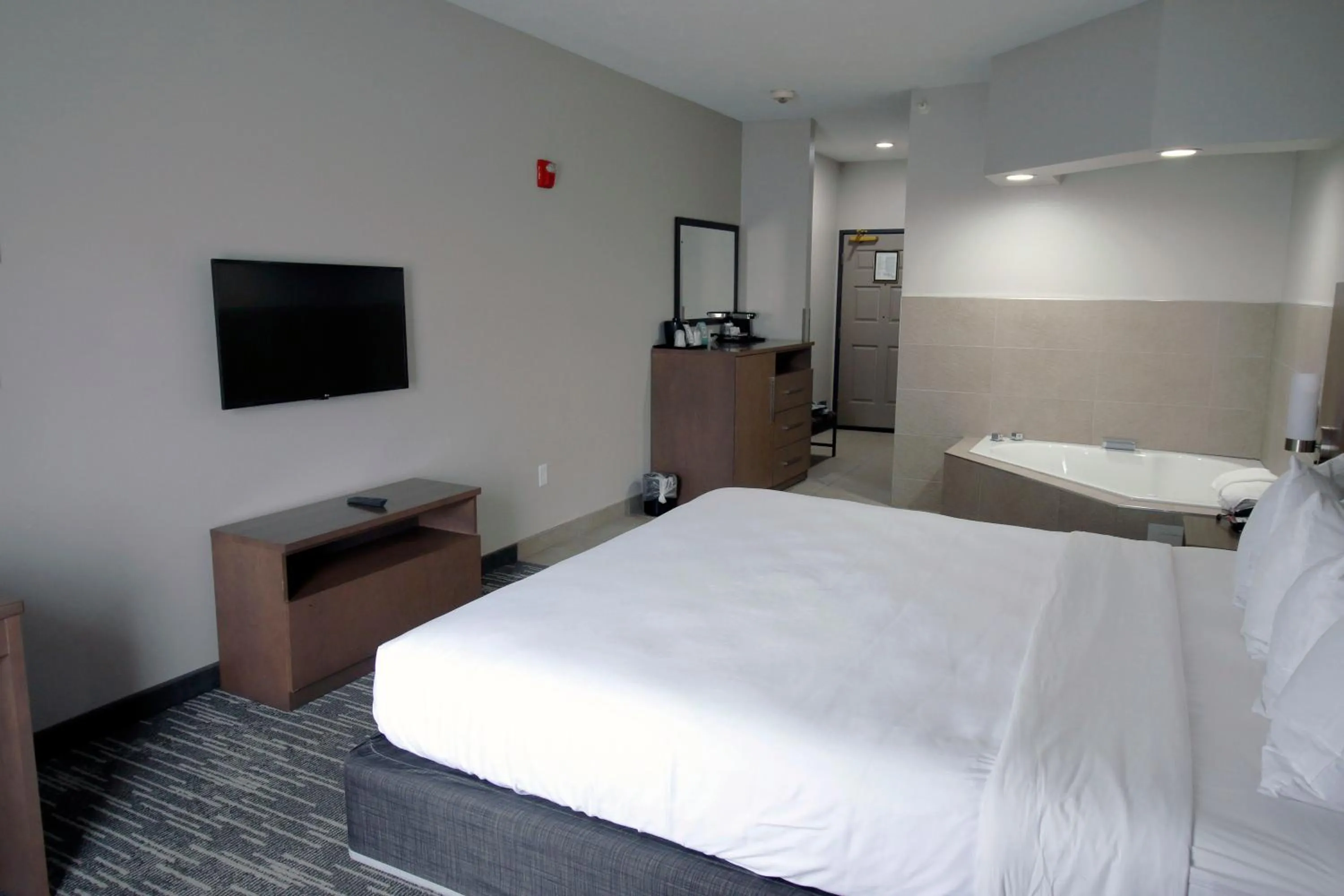 Bed in Country Inn & Suites by Radisson, Council Bluffs, IA