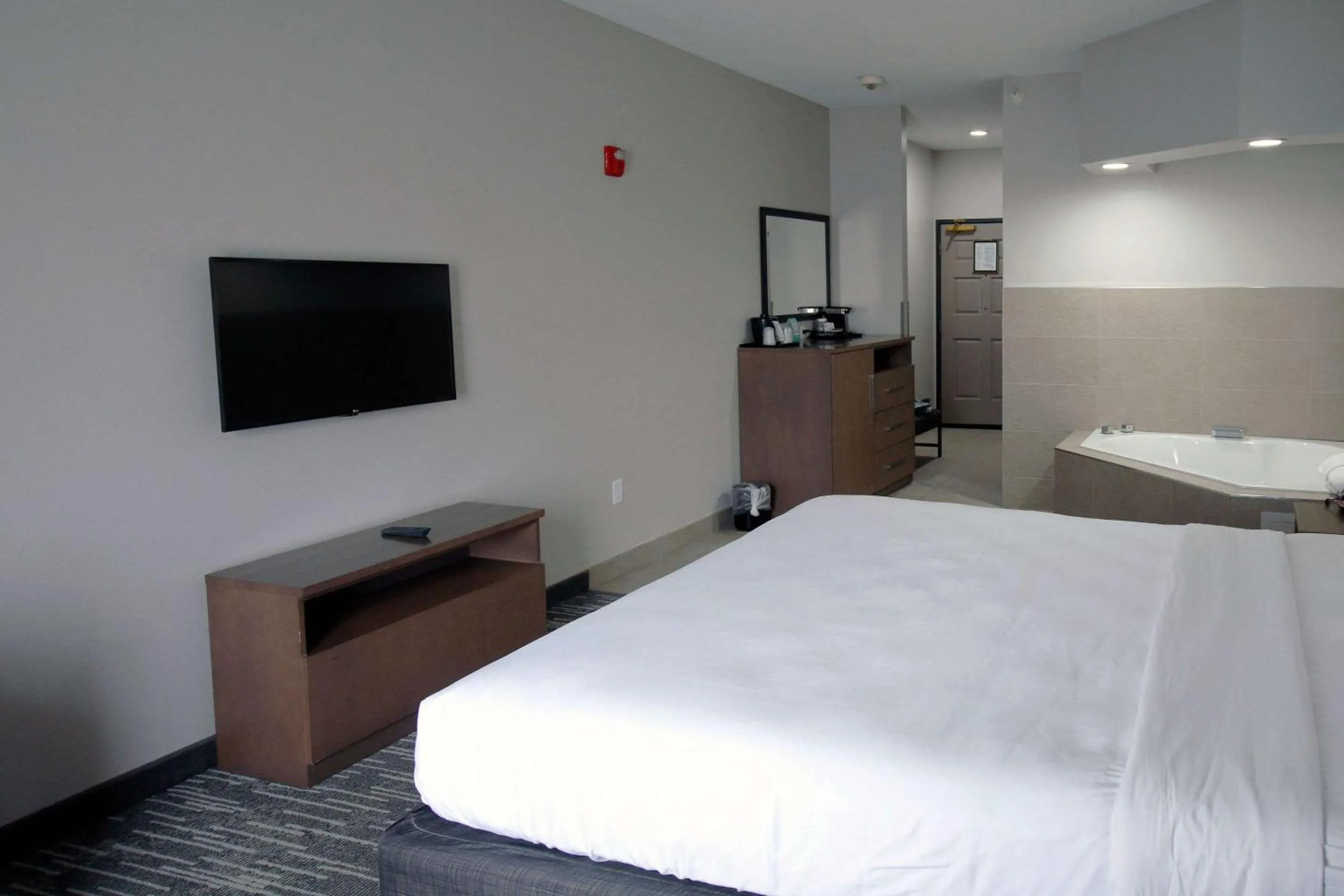 Bedroom, Bed in Country Inn & Suites by Radisson, Council Bluffs, IA