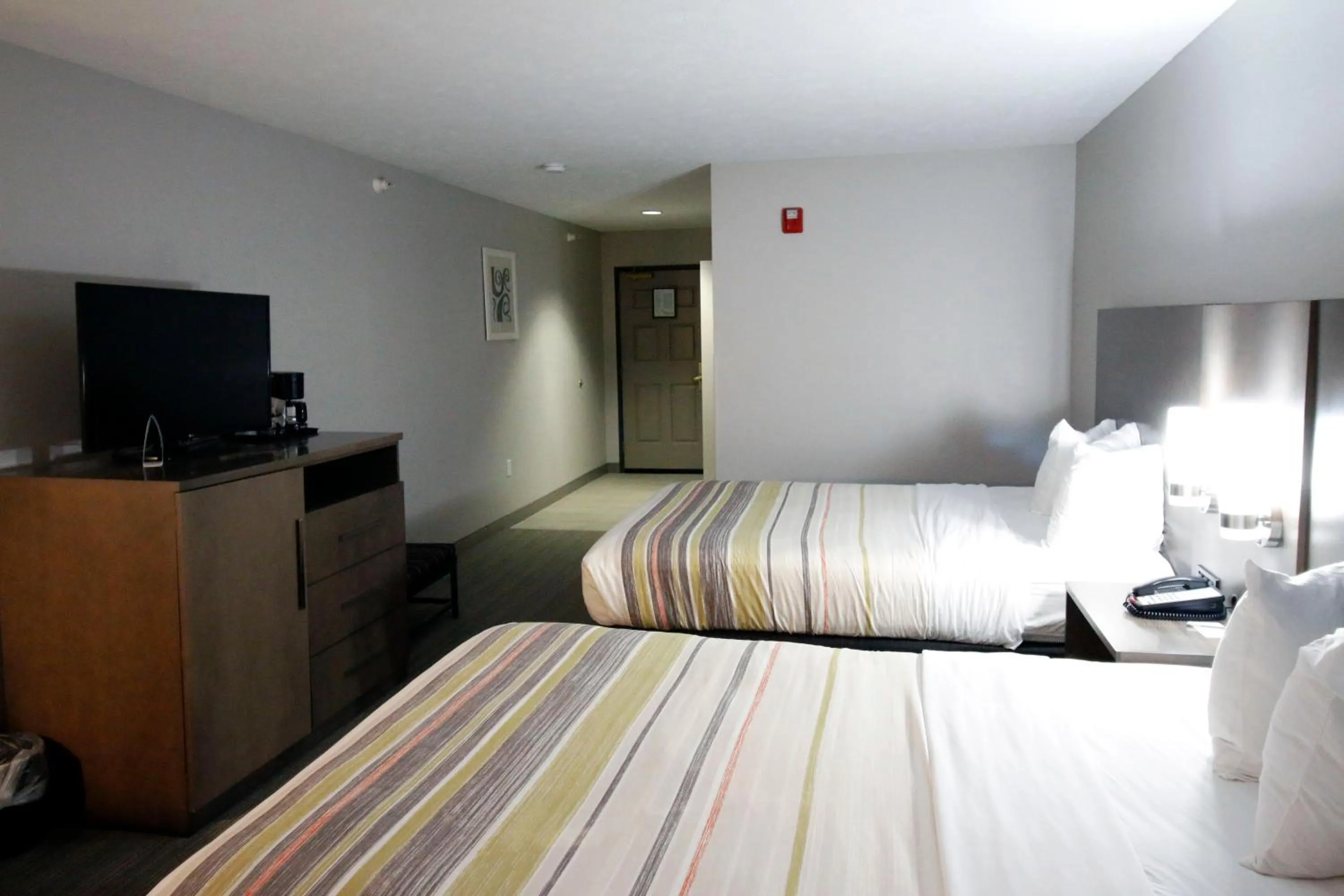 Bed in Country Inn & Suites by Radisson, Council Bluffs, IA