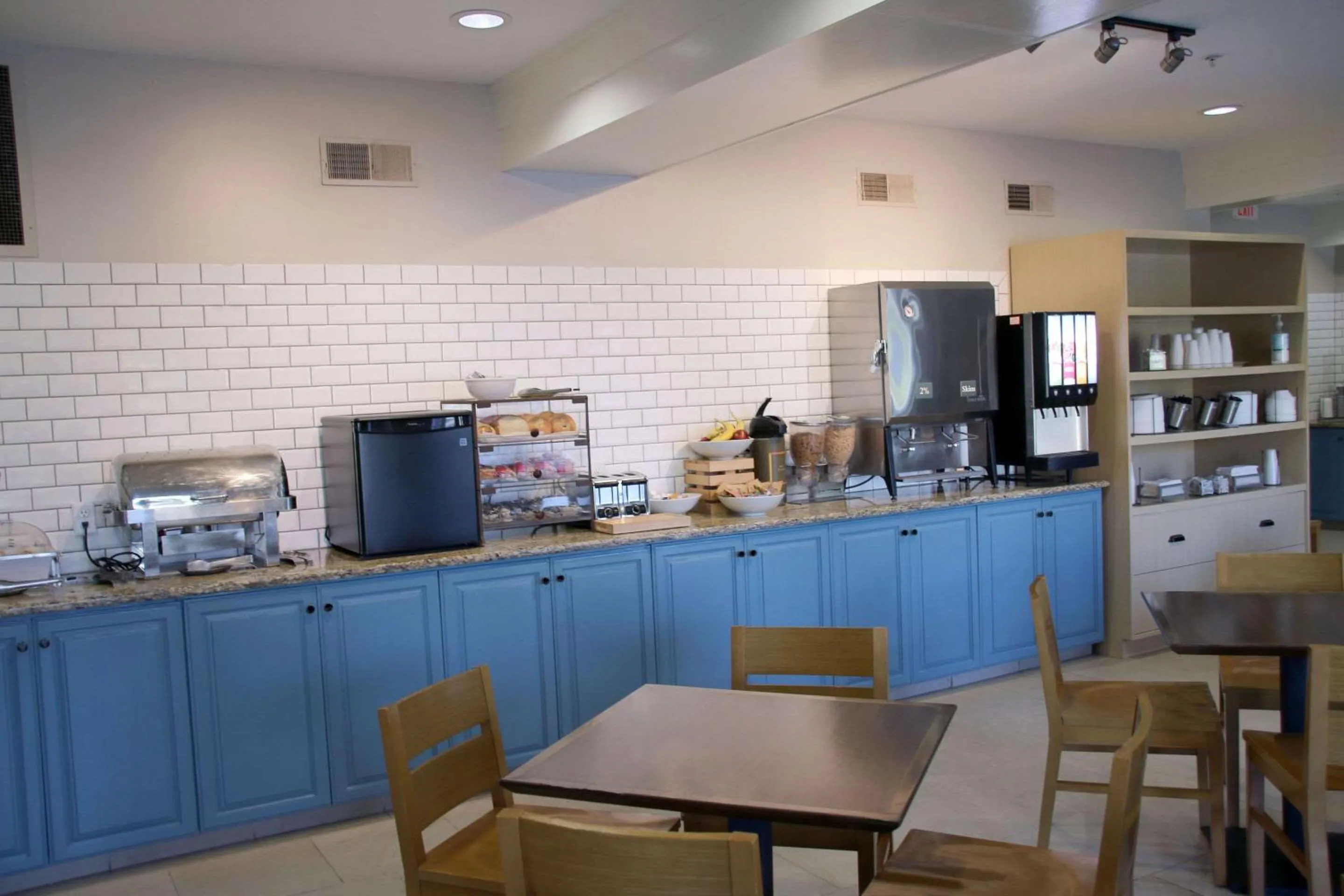 Breakfast in Country Inn & Suites by Radisson, Council Bluffs, IA