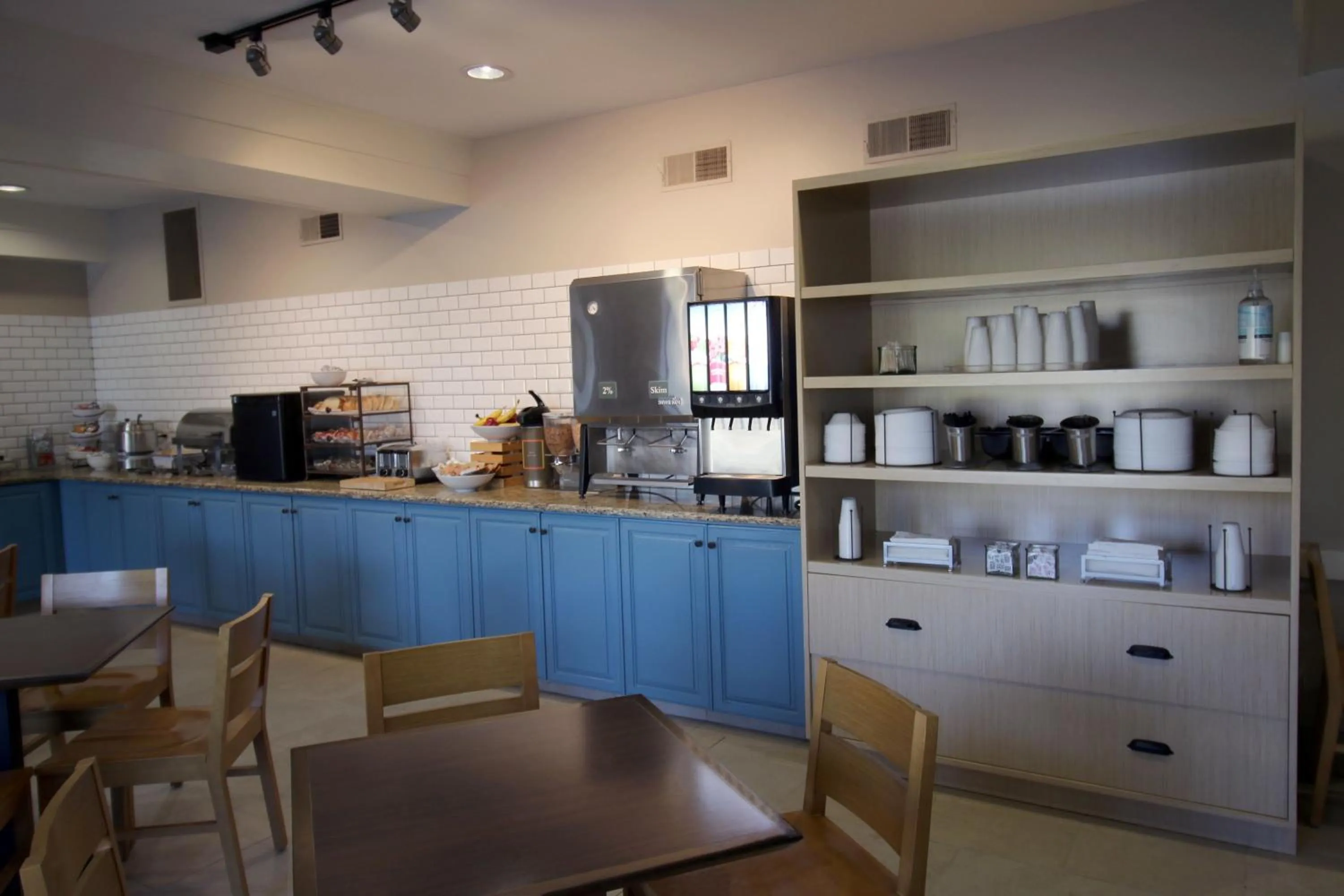 Breakfast in Country Inn & Suites by Radisson, Council Bluffs, IA