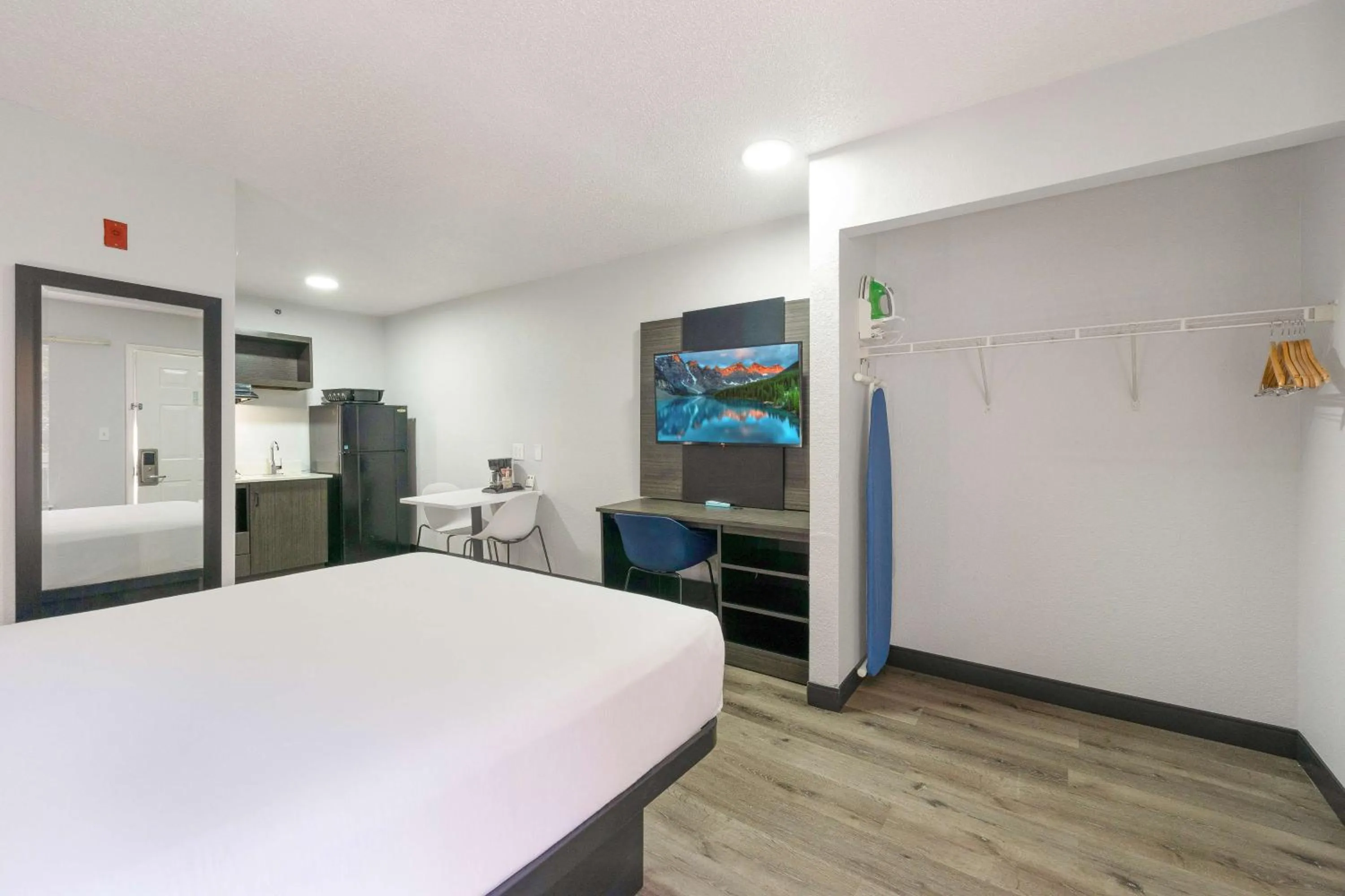 Bedroom, Bed in Studio 6-Tucker, GA - Atlanta Northlake