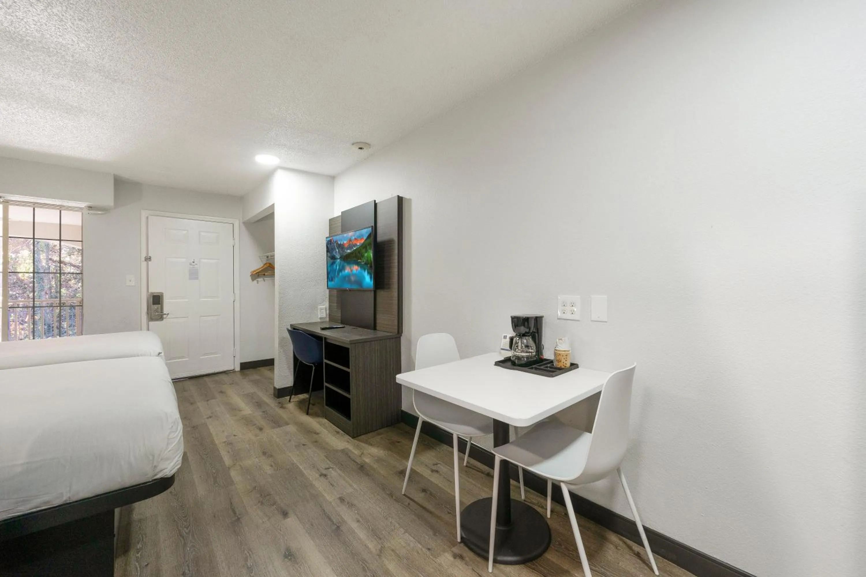 TV and multimedia, Bed in Studio 6-Tucker, GA - Atlanta Northlake