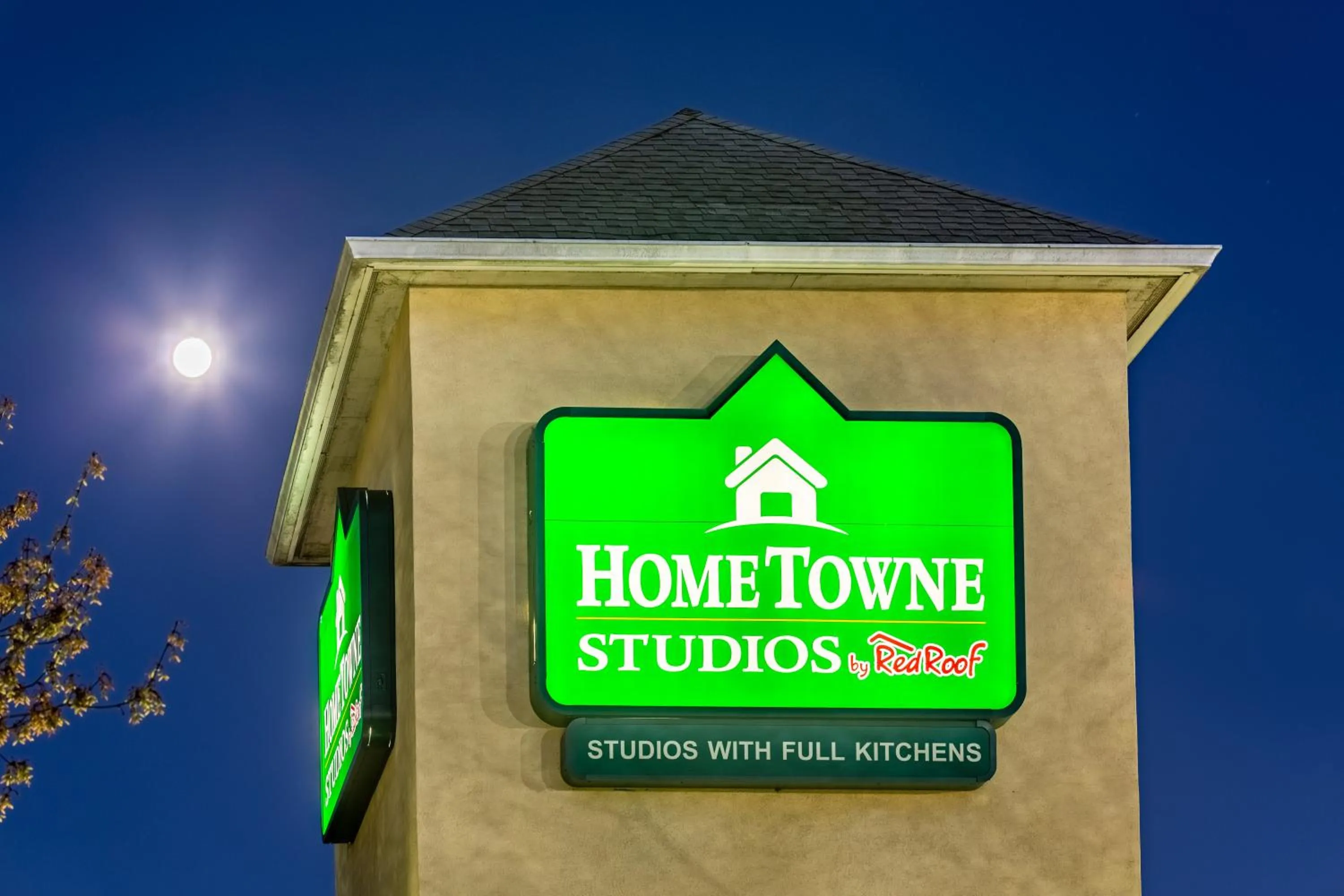Property building in HomeTowne Studios by Red Roof - Atlanta NE - Peachtree Corners