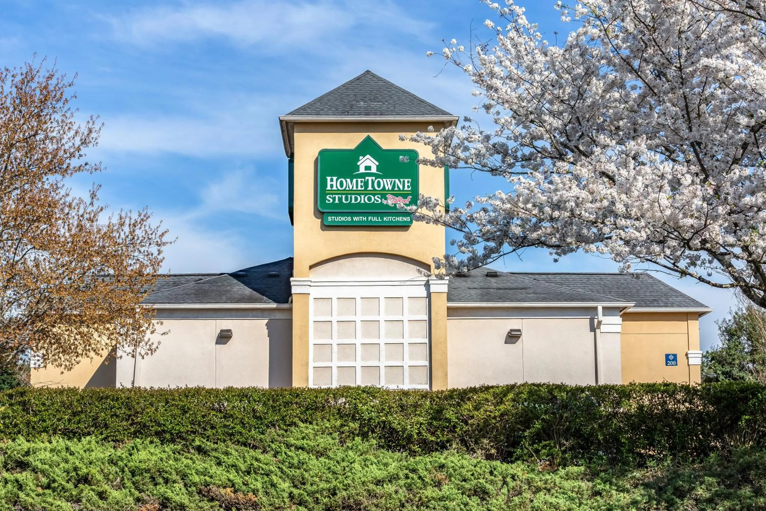 Property building in HomeTowne Studios by Red Roof - Atlanta NE - Peachtree Corners