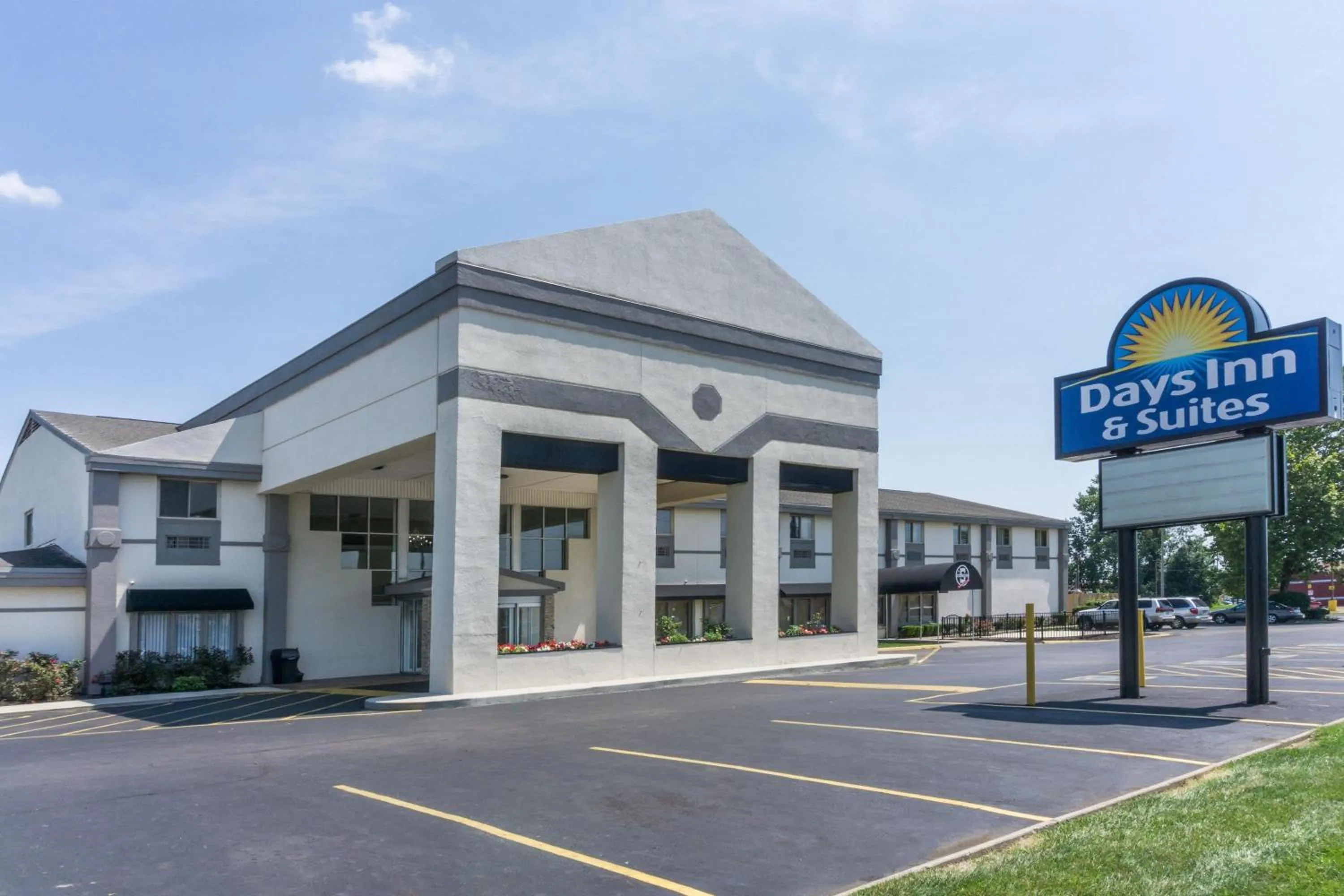 Property building in Days Inn by Wyndham Columbus East Airport