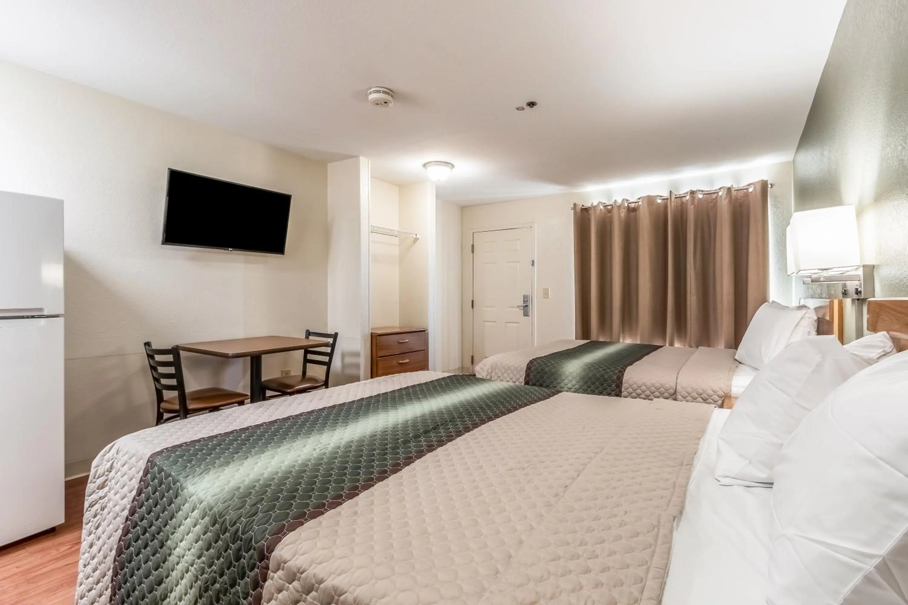 Photo of the whole room, Bed in Studio 51 Extended Stay Hotel