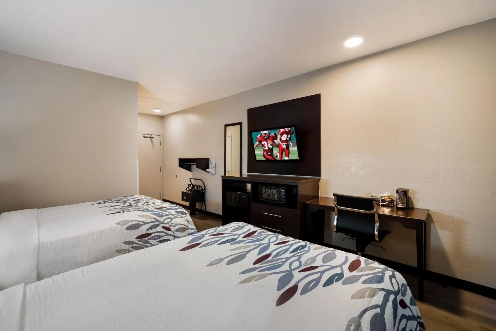 Photo of the whole room, Bed in Red Roof Inn Tucson North - Marana