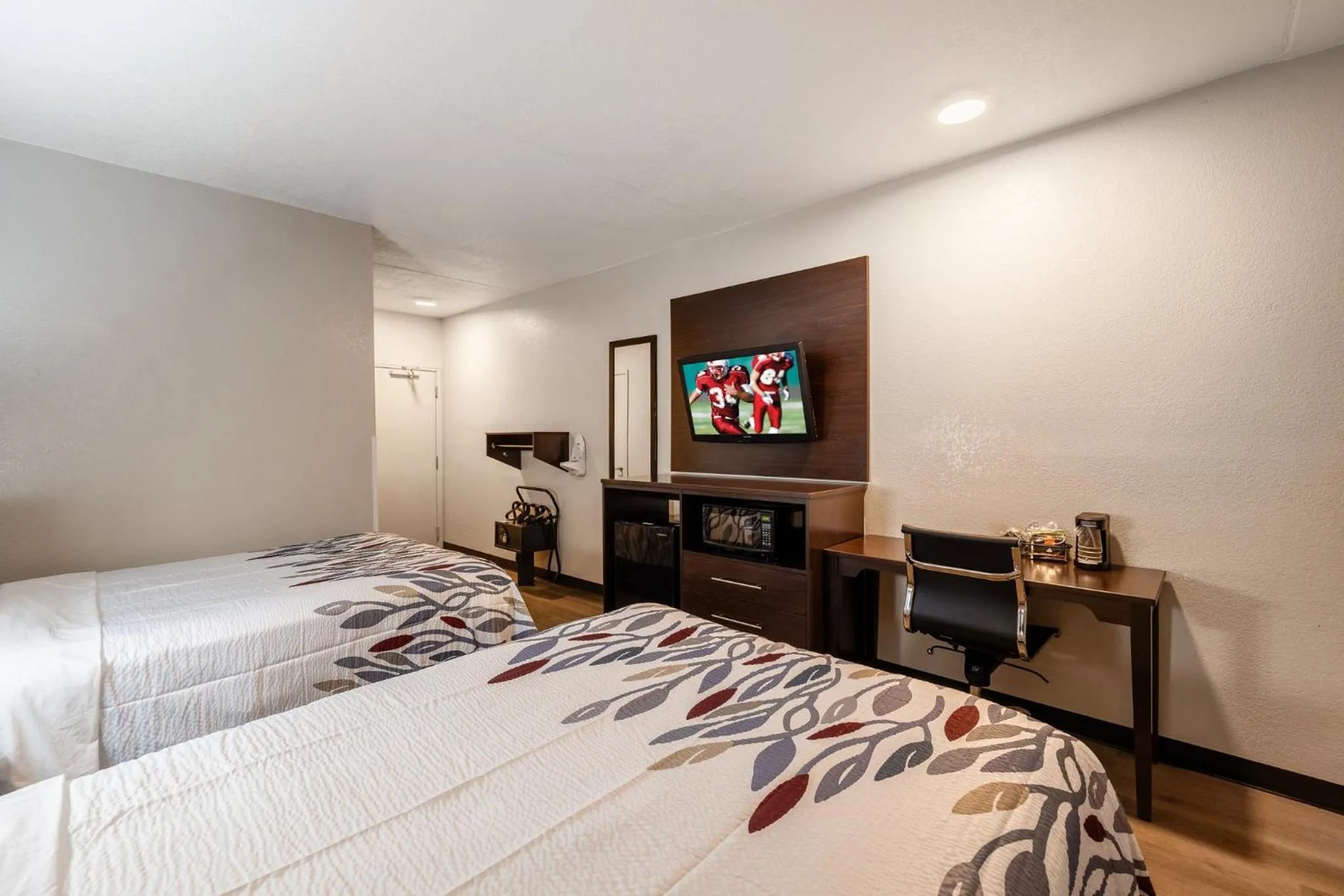 Photo of the whole room, Bed in Red Roof Inn Tucson North - Marana