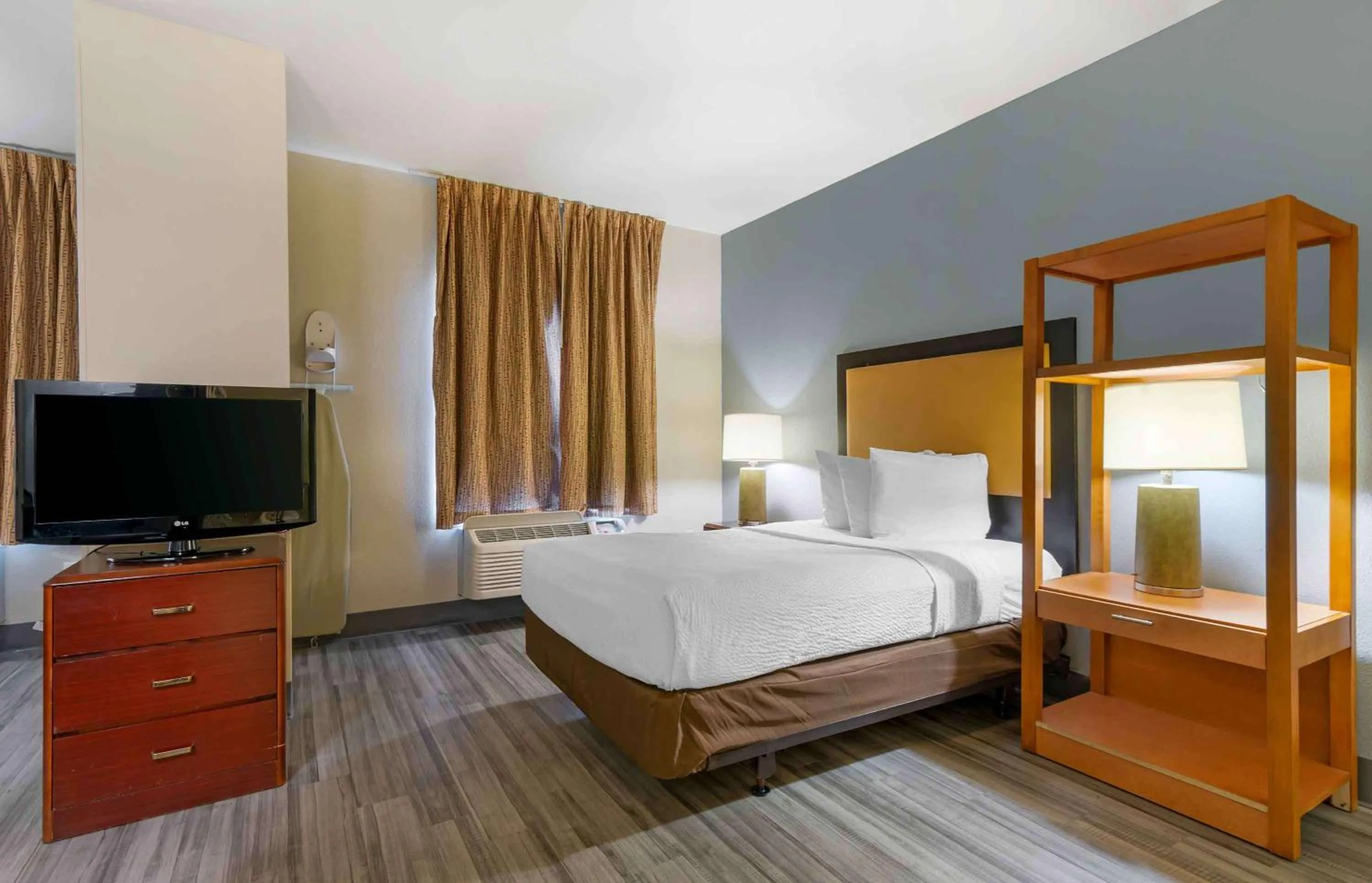 Bedroom, Bed in Extended Stay America Suites - Kansas City - Overland Park - Metcalf Ave