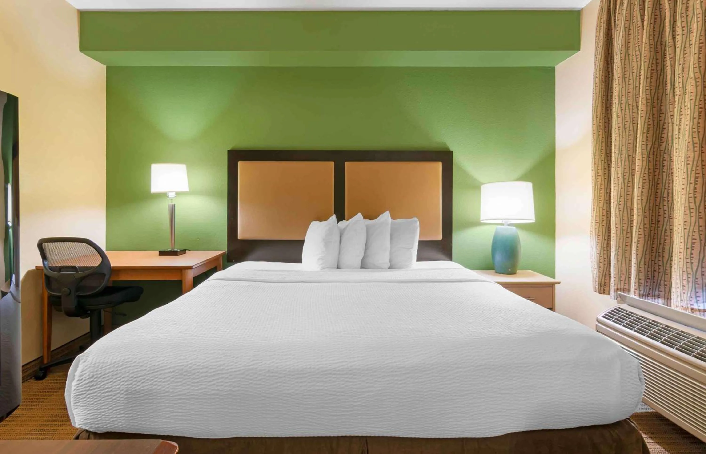 Bedroom, Bed in Extended Stay America Suites - Kansas City - Overland Park - Metcalf Ave