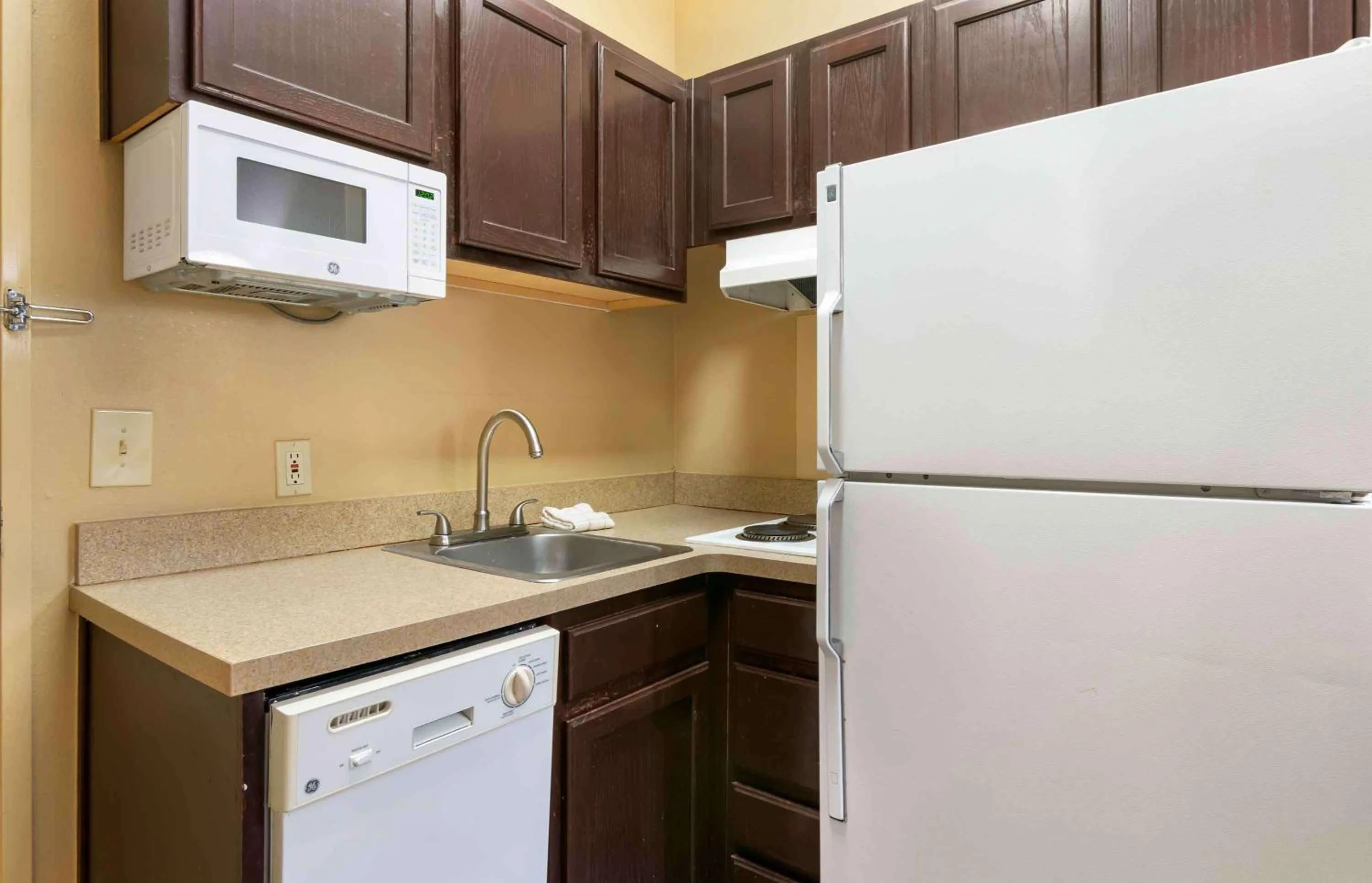Kitchen or kitchenette in Extended Stay America Suites - Kansas City - Overland Park - Metcalf Ave
