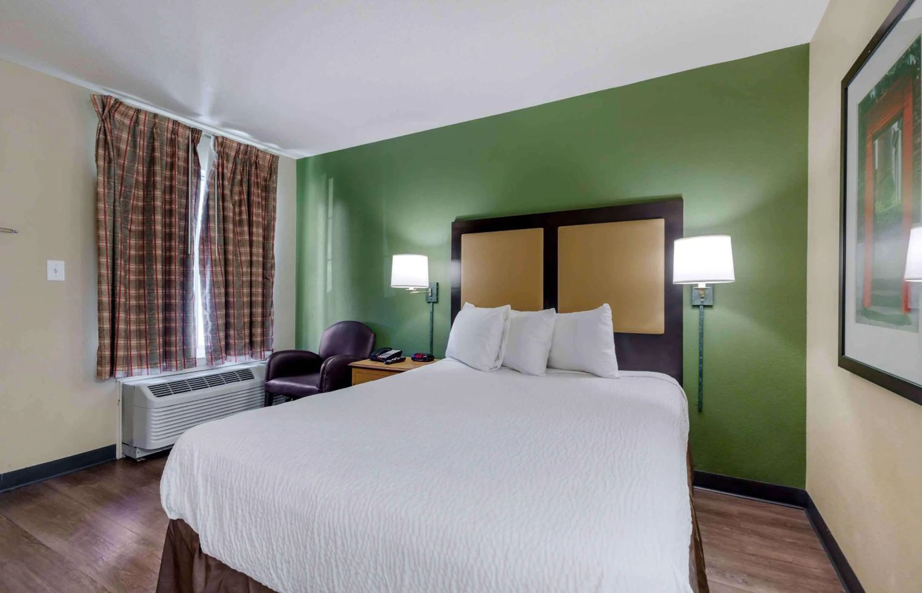 Bedroom, Bed in Extended Stay America Suites - Washington, DC - Fairfax - Fair Oaks