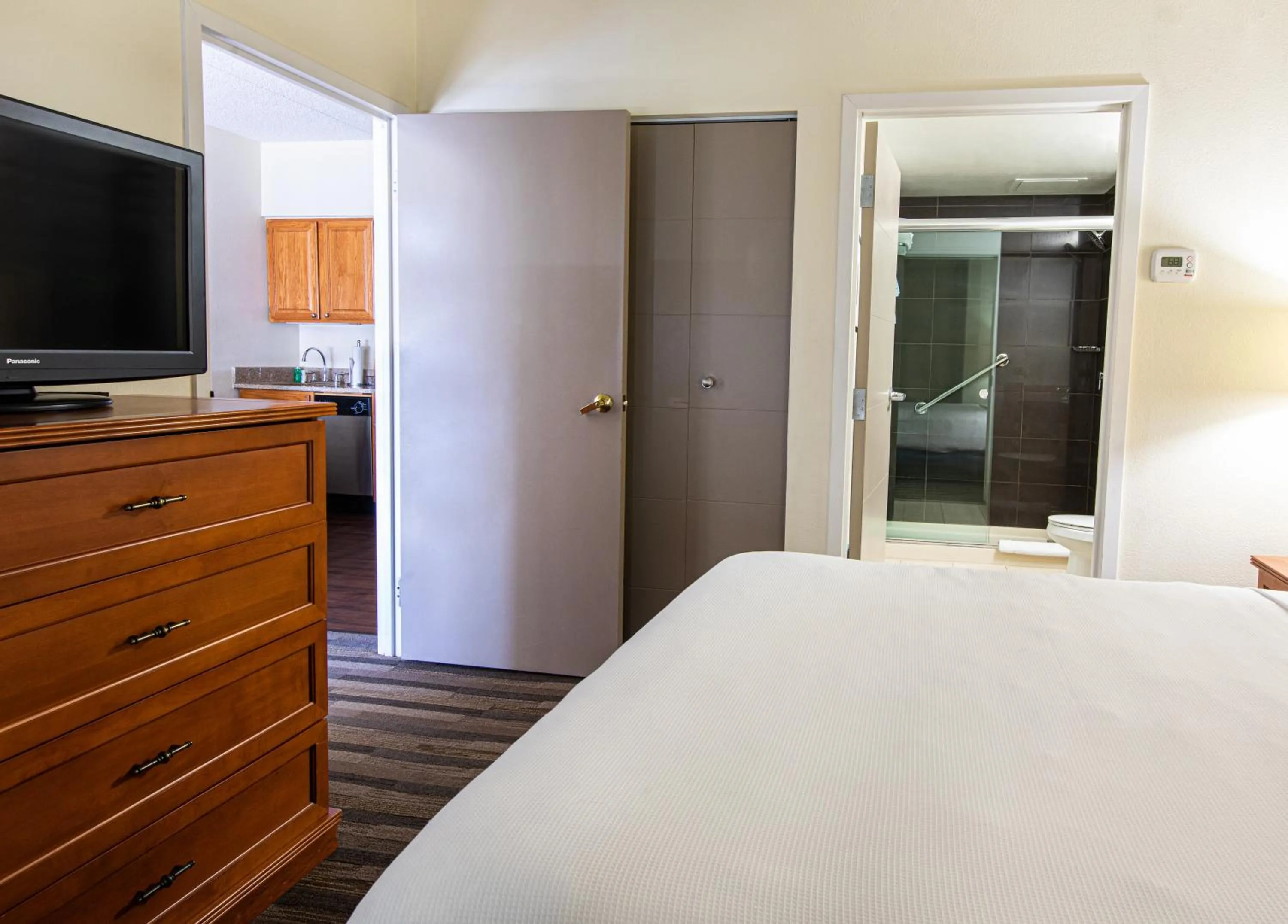 Bedroom, Bed in Hyatt House Chicago Schaumburg