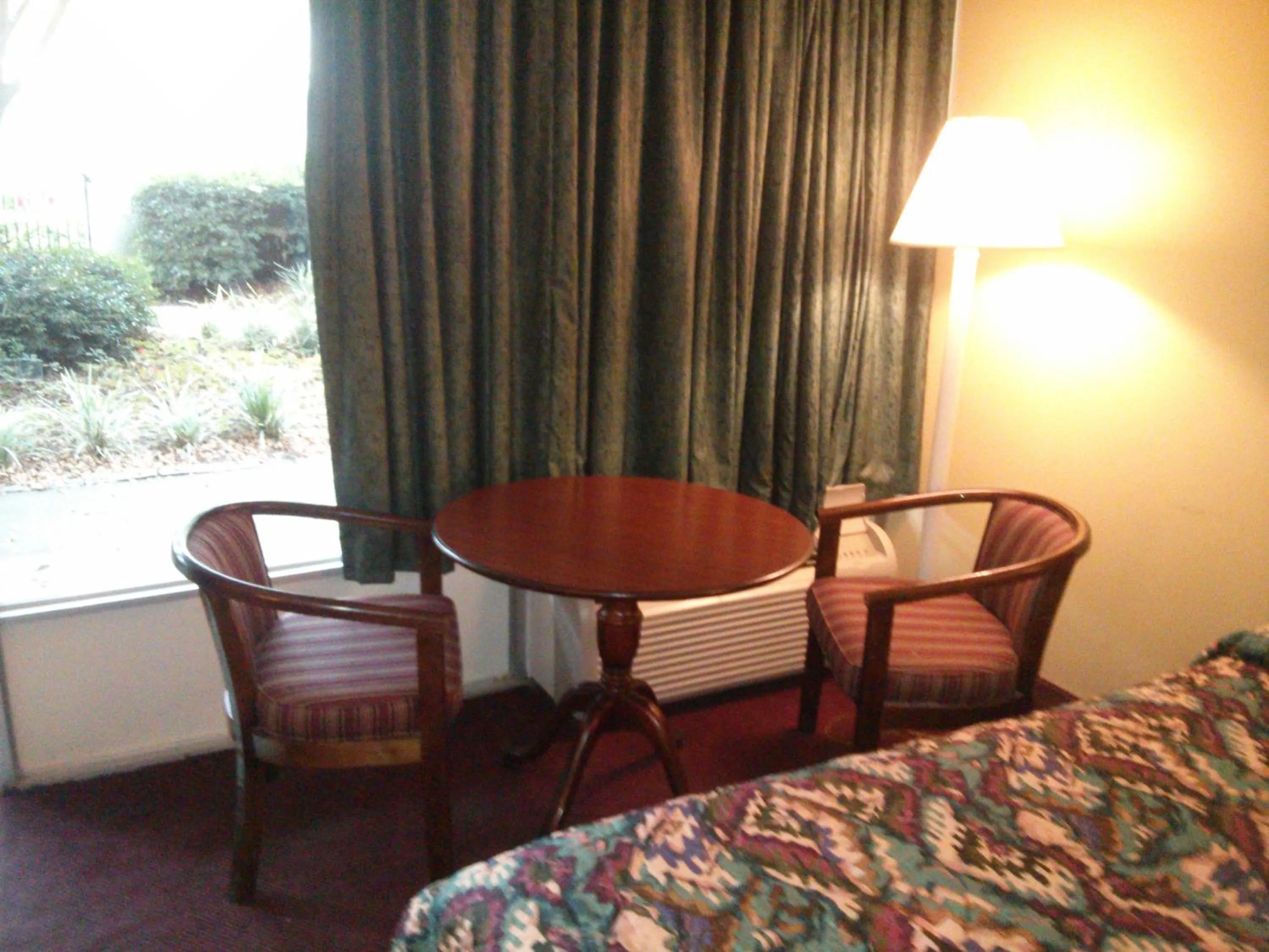 Seating area, Bed in Motel 6-Florence, SC