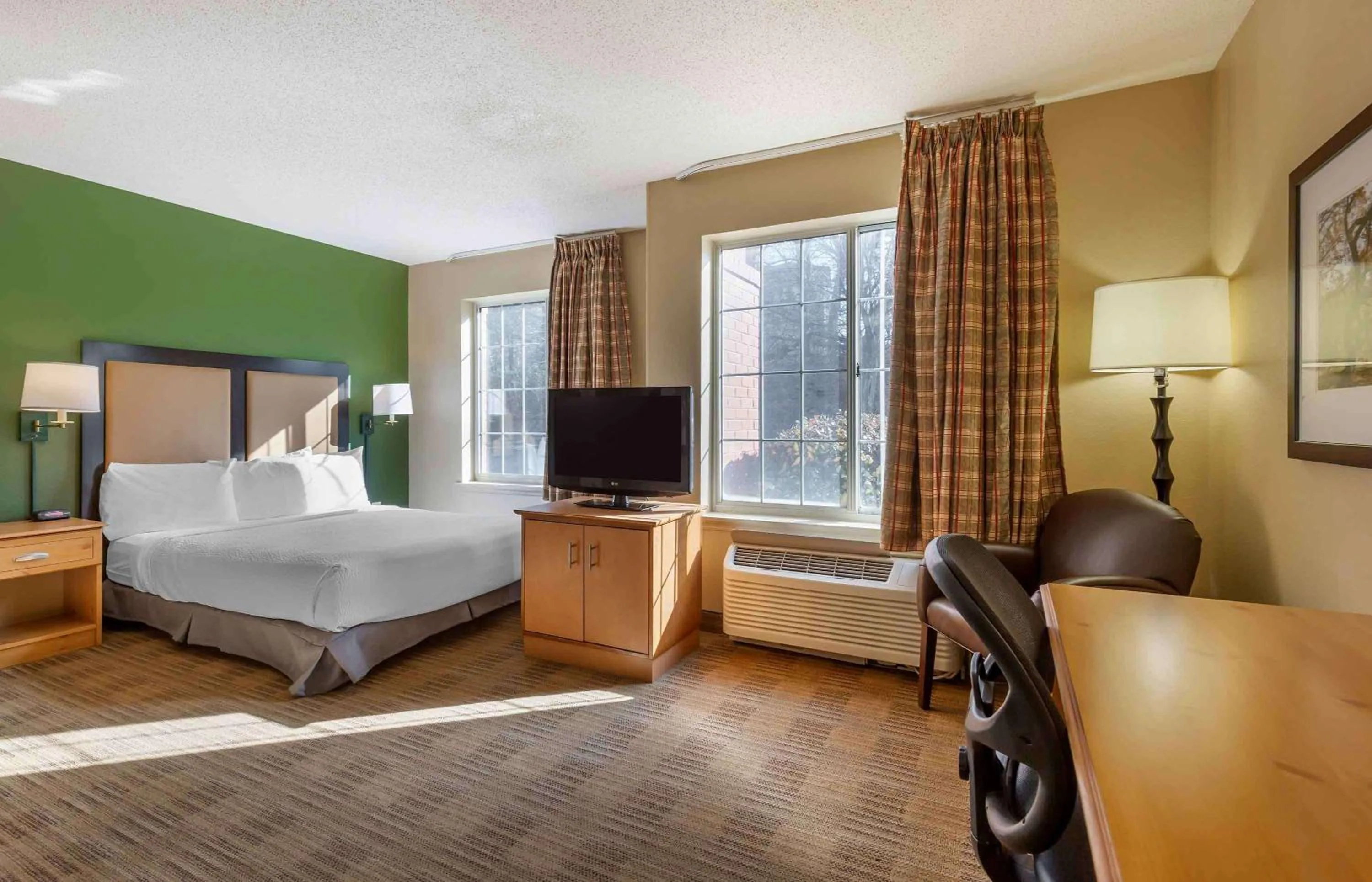 Bedroom, Bed in Extended Stay America Suites - Washington, DC - Rockville