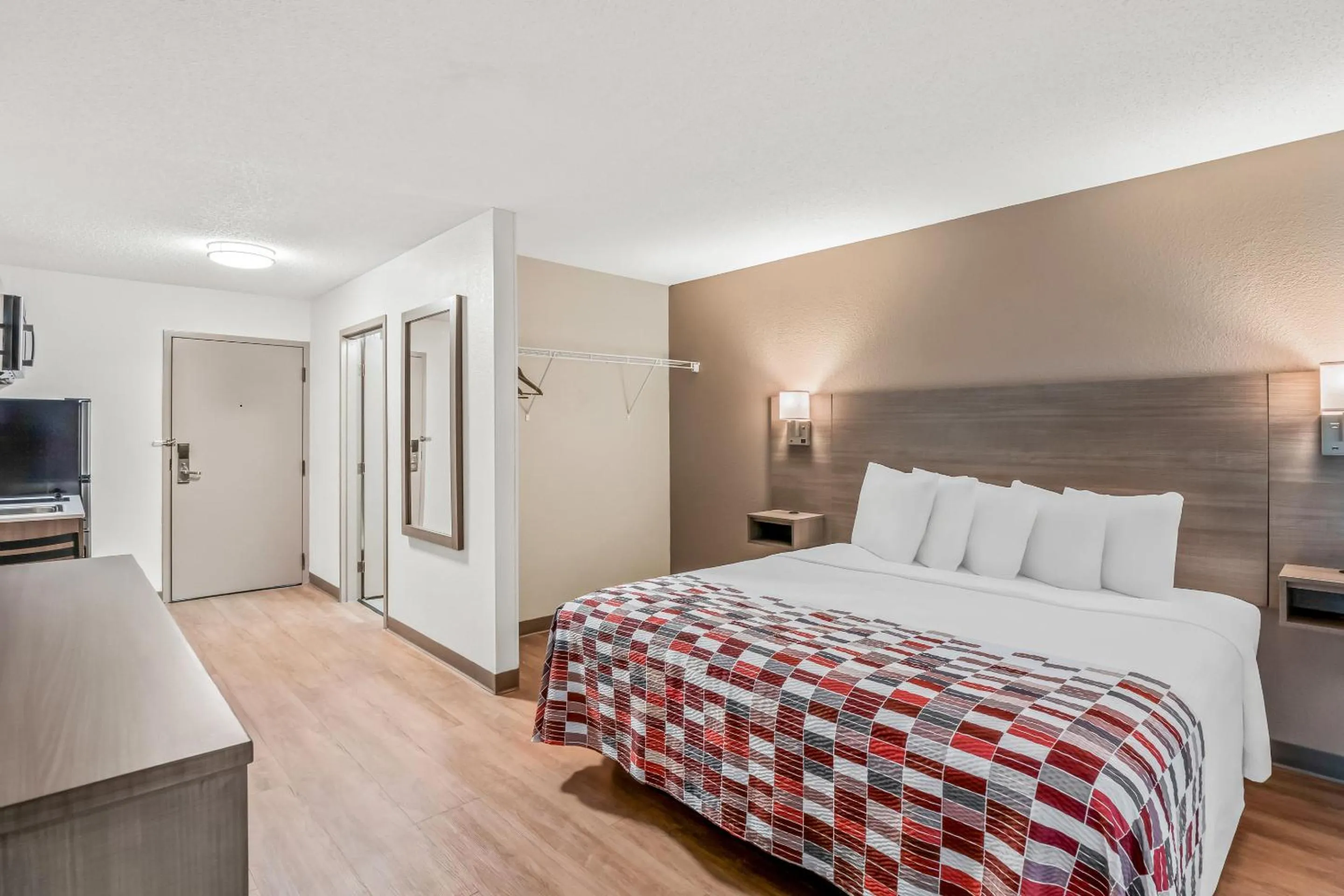 Bedroom, Bed in Red Roof Inn Southfield