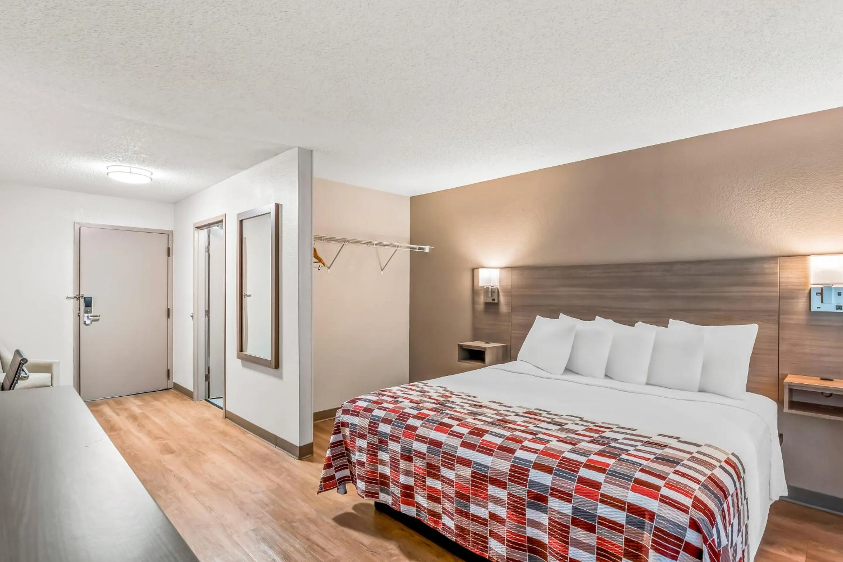 Bedroom, Bed in Red Roof Inn Southfield