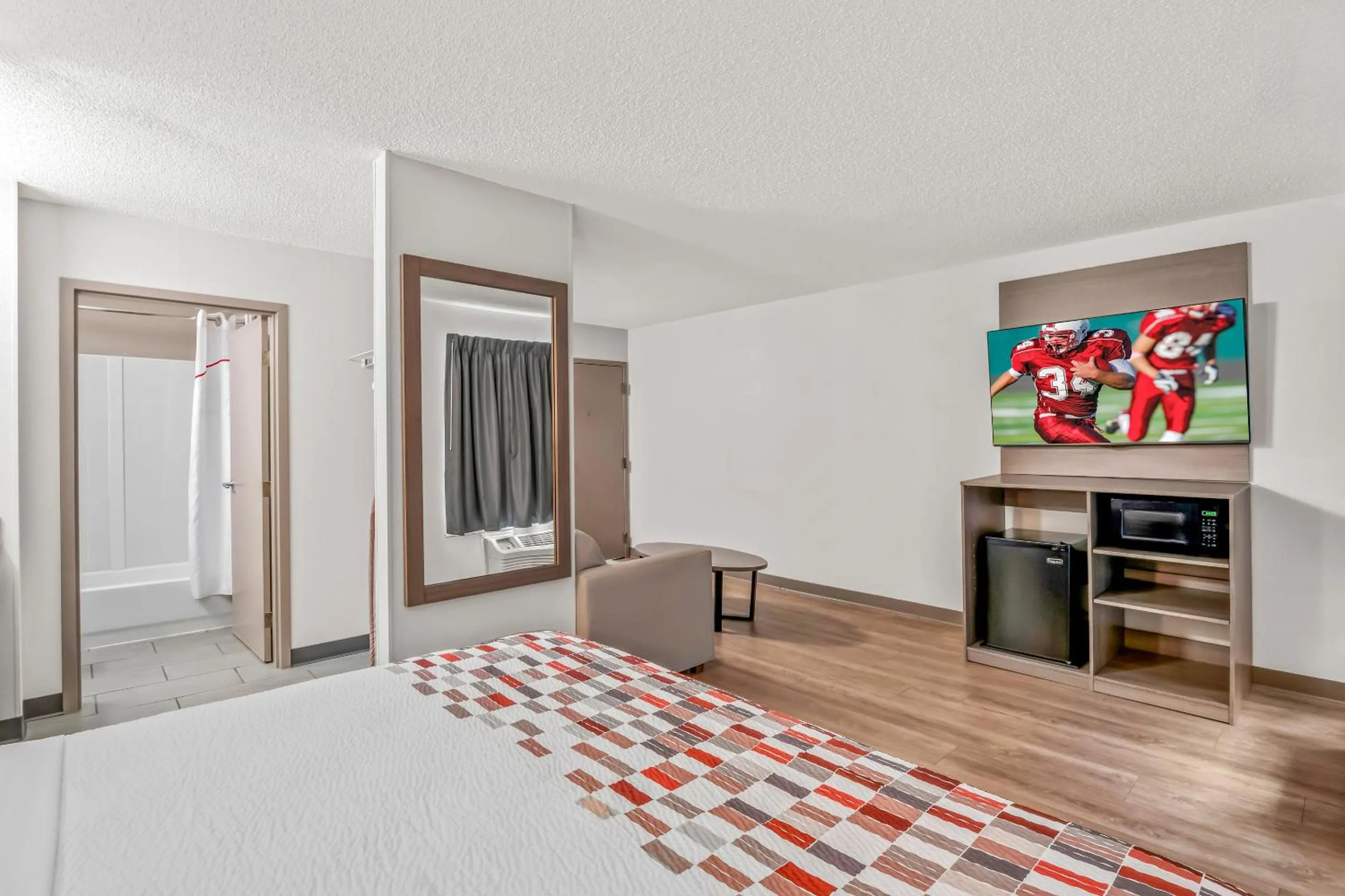 Bedroom, Bed in Red Roof Inn Southfield