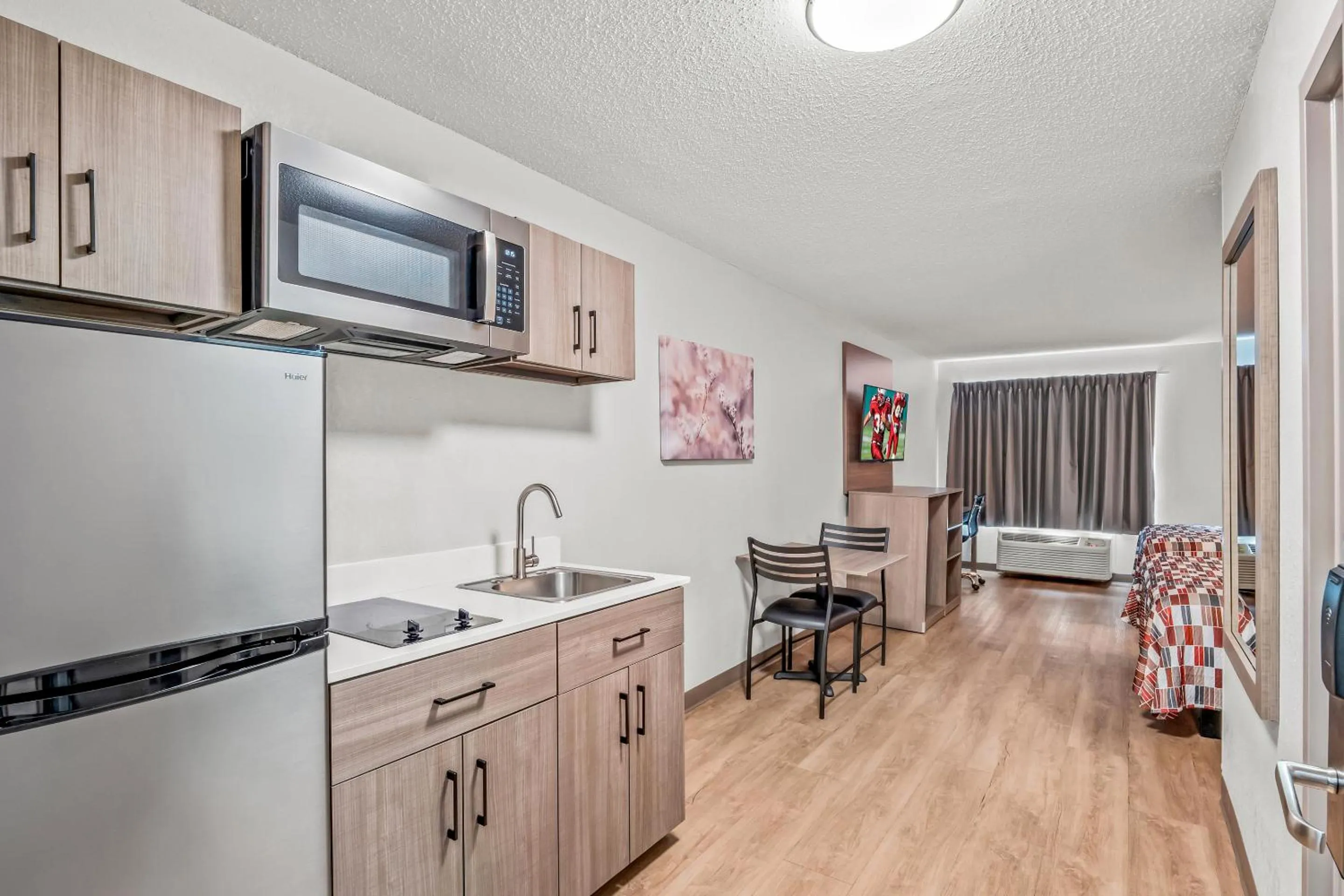 Kitchen or kitchenette, Bed in Red Roof Inn Southfield