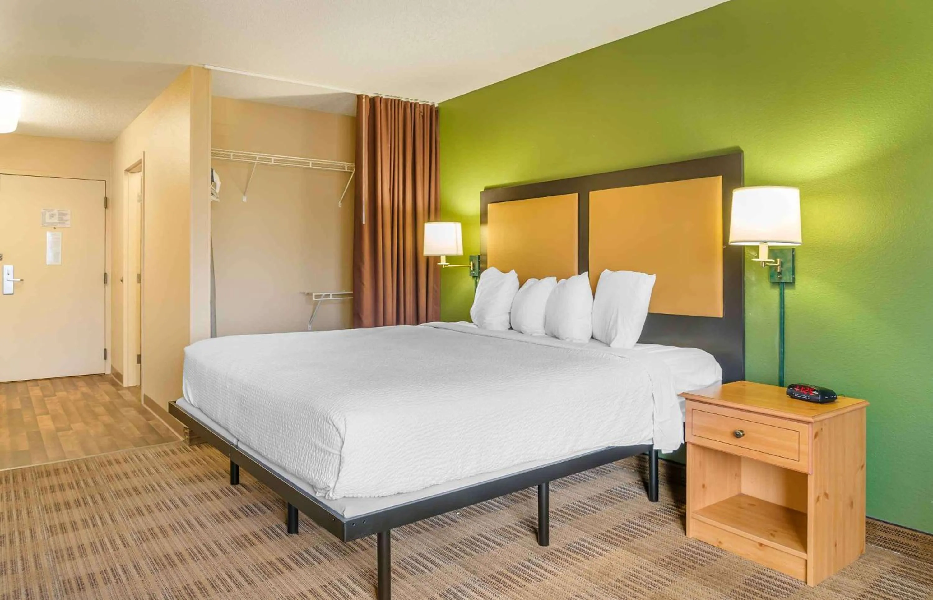 Bedroom, Bed in Auburn Hills Extended Stay Inn