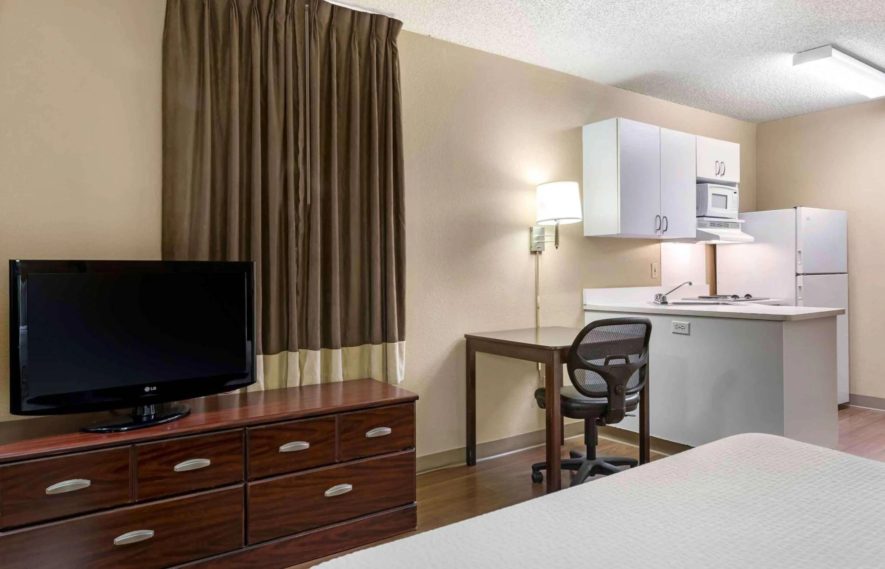 Bedroom in Extended Stay America Suites - Los Angeles - Long Beach Airport