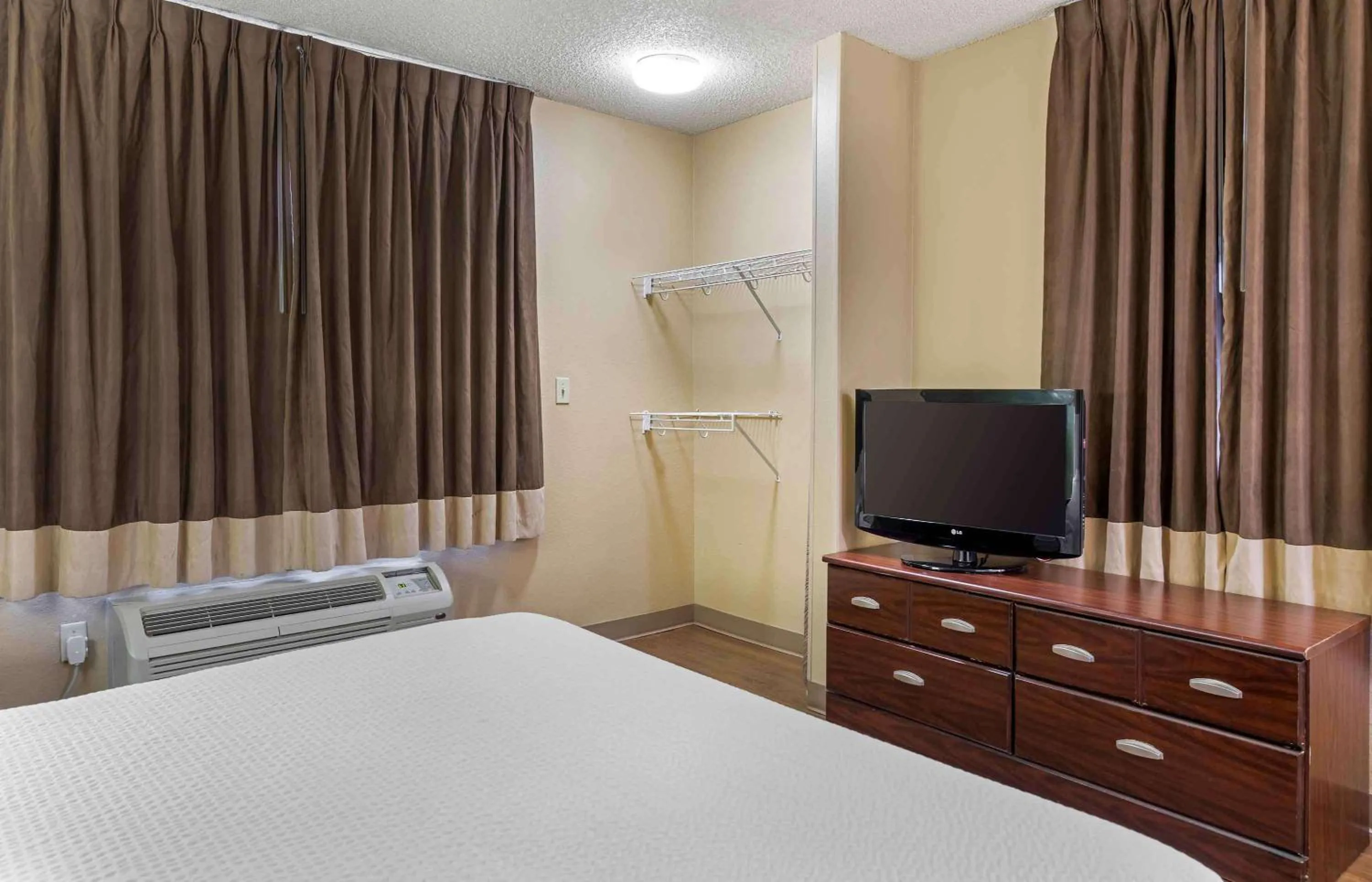 Bedroom in Extended Stay America Suites - Los Angeles - Long Beach Airport