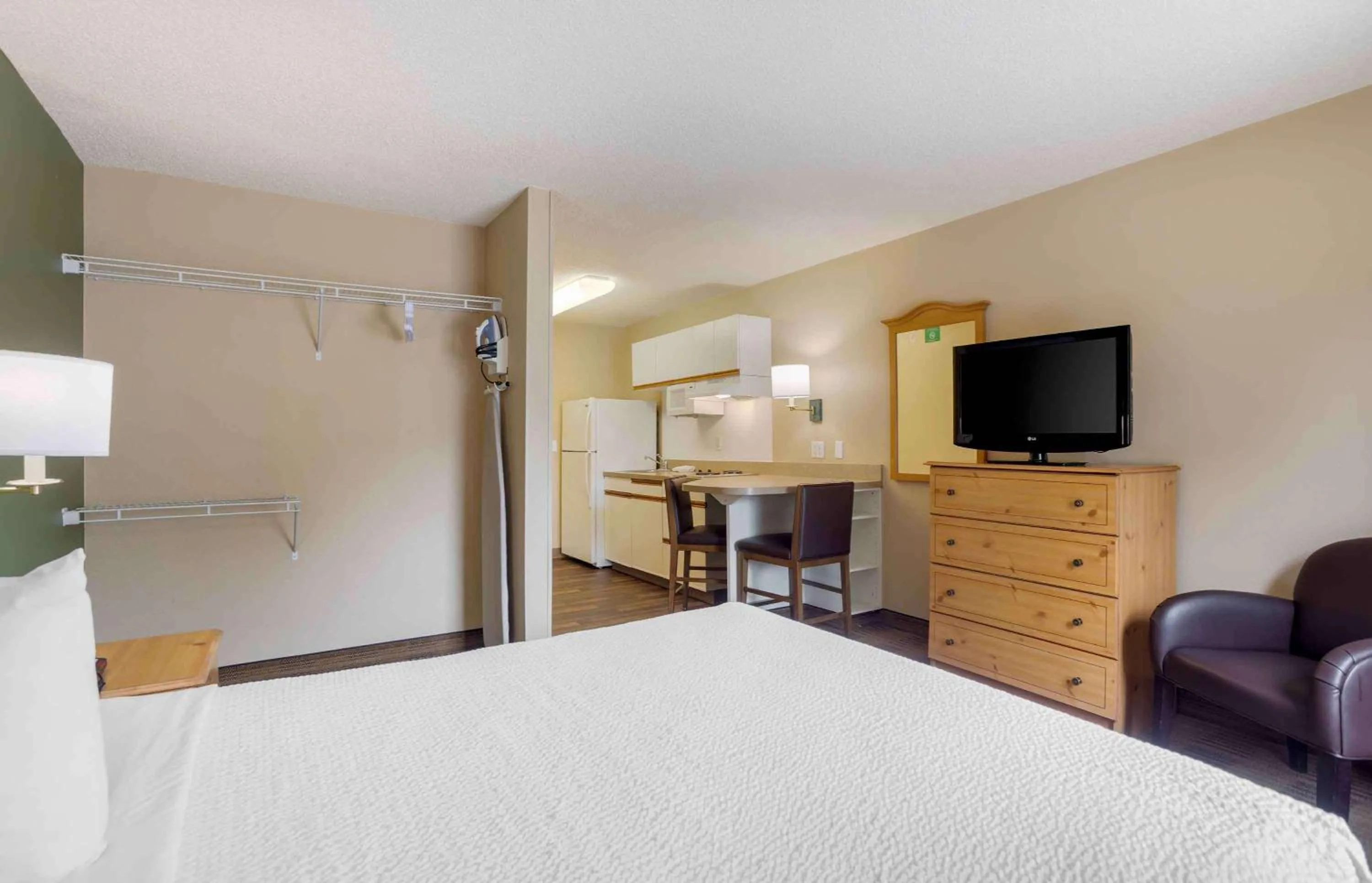Bedroom, Bed in Extended Stay America Suites - Memphis - Germantown