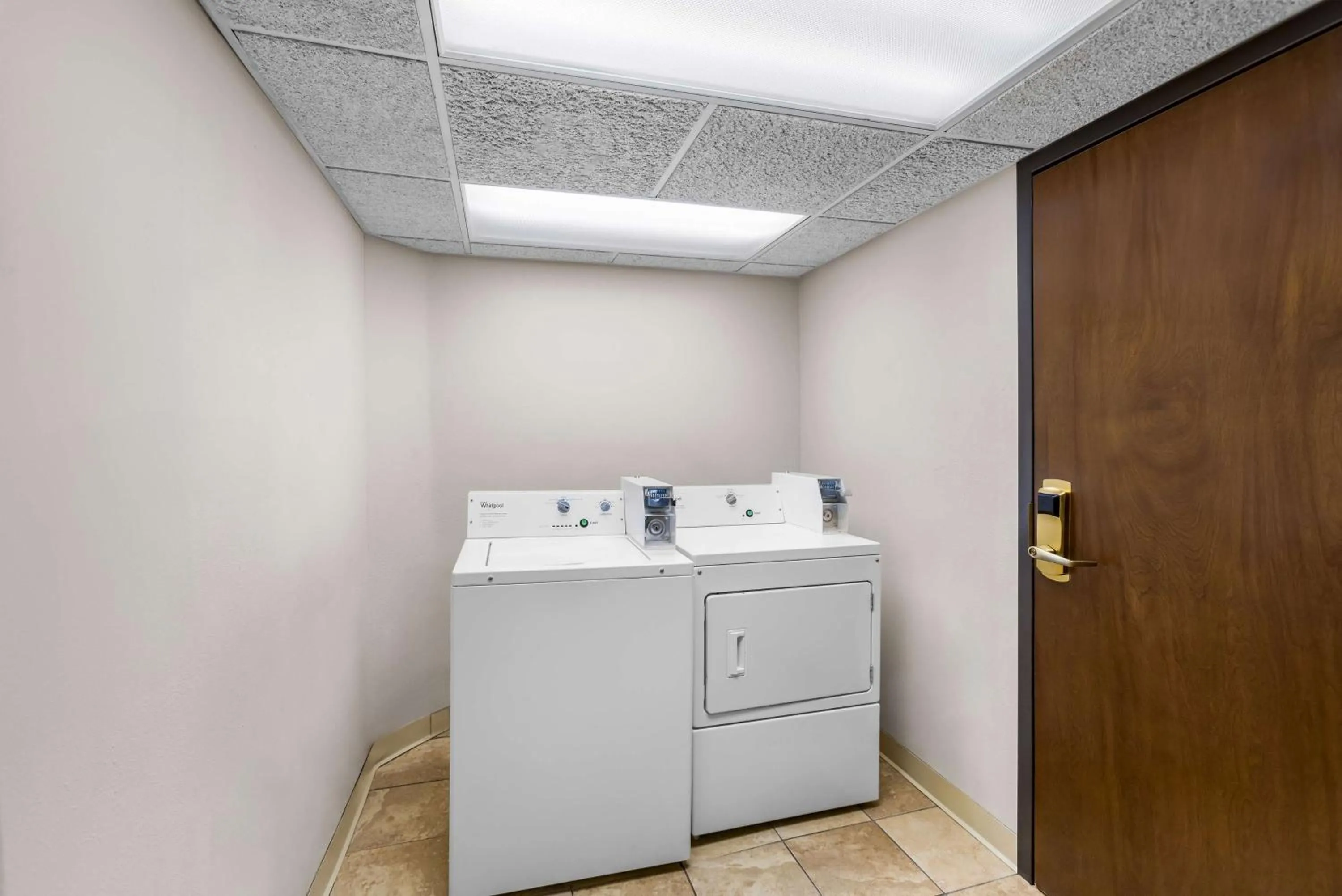 laundry in Sonesta Essential Houston Hobby Airport