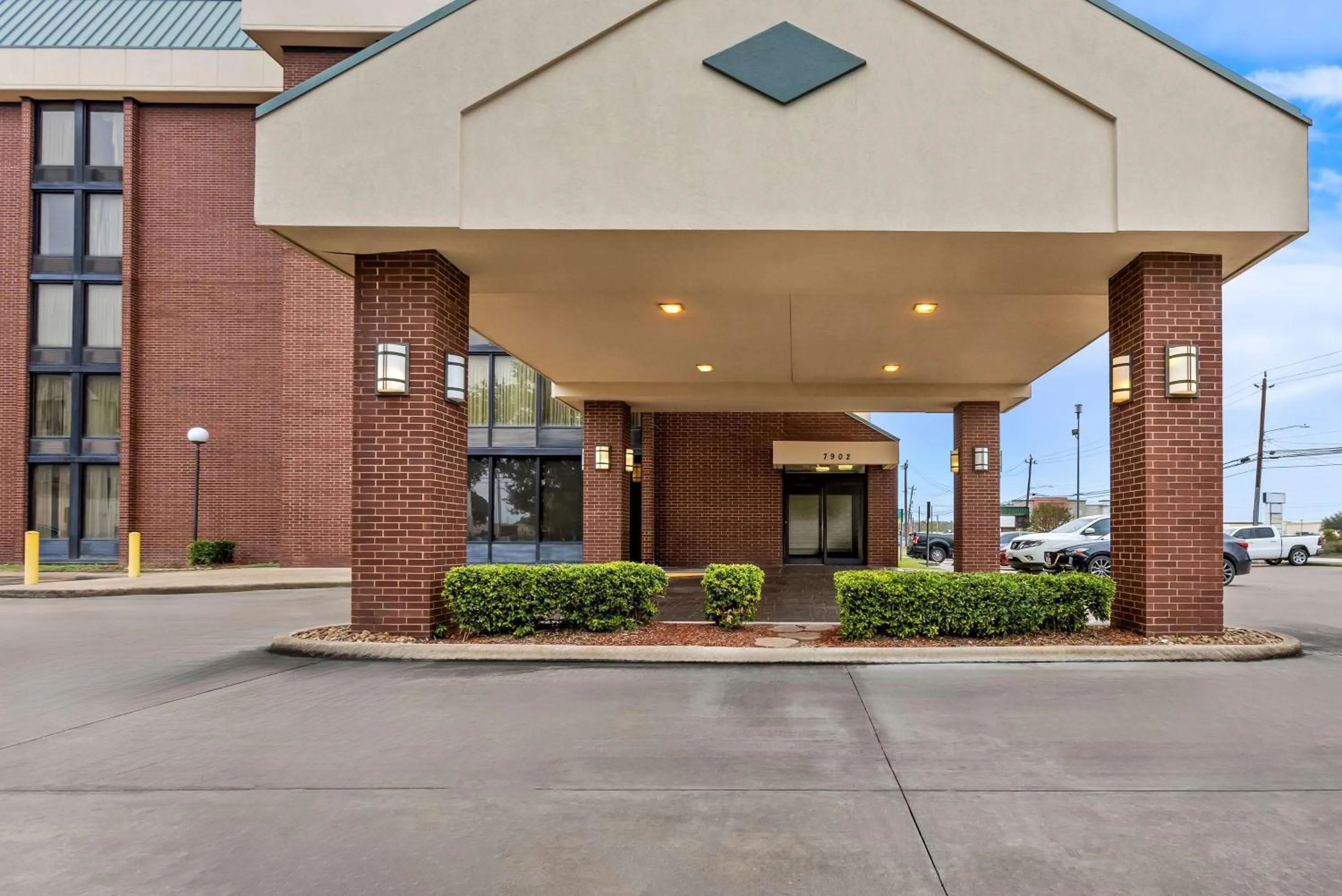 Property building in Sonesta Essential Houston Hobby Airport