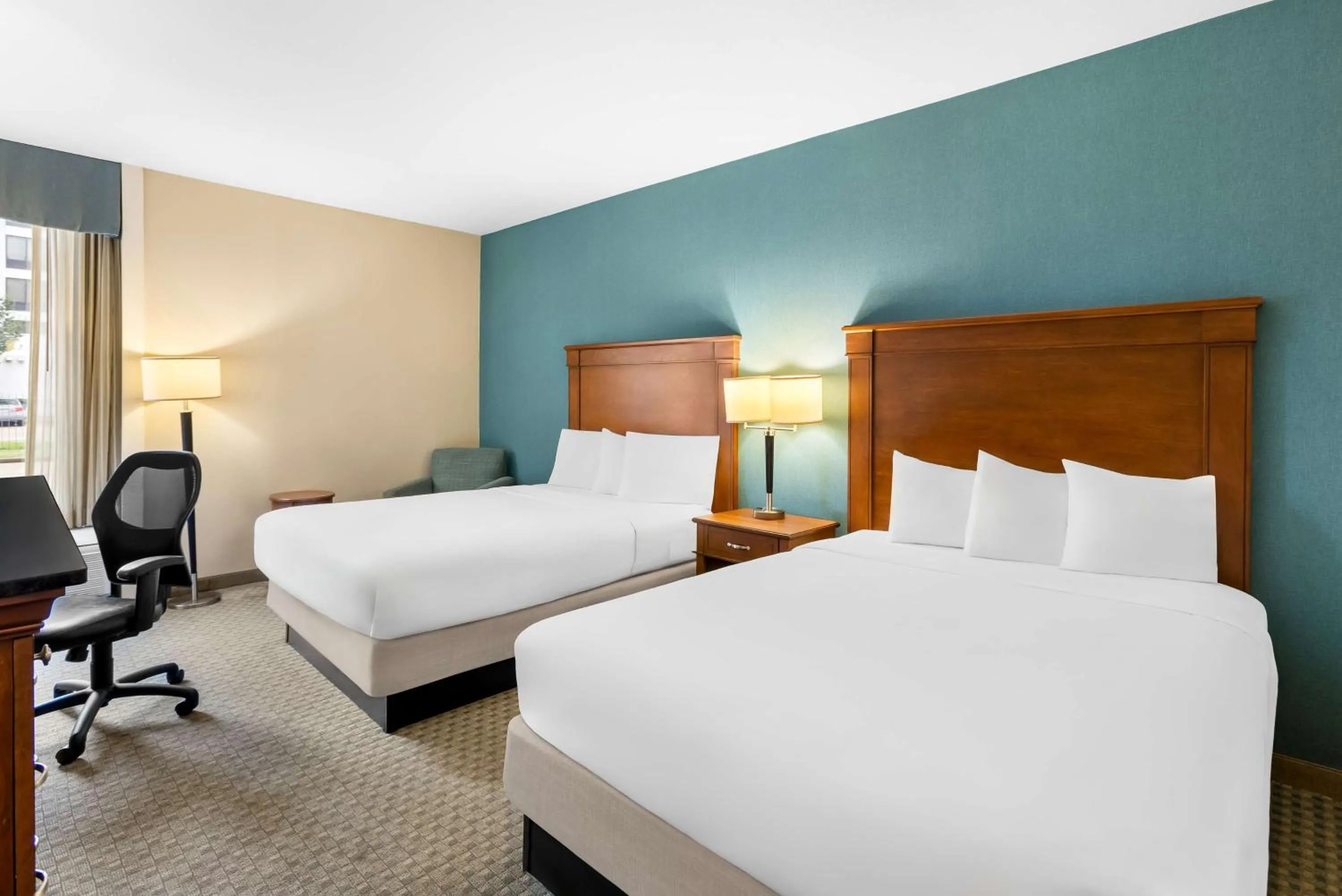 Bedroom, Bed in Sonesta Essential Houston Hobby Airport