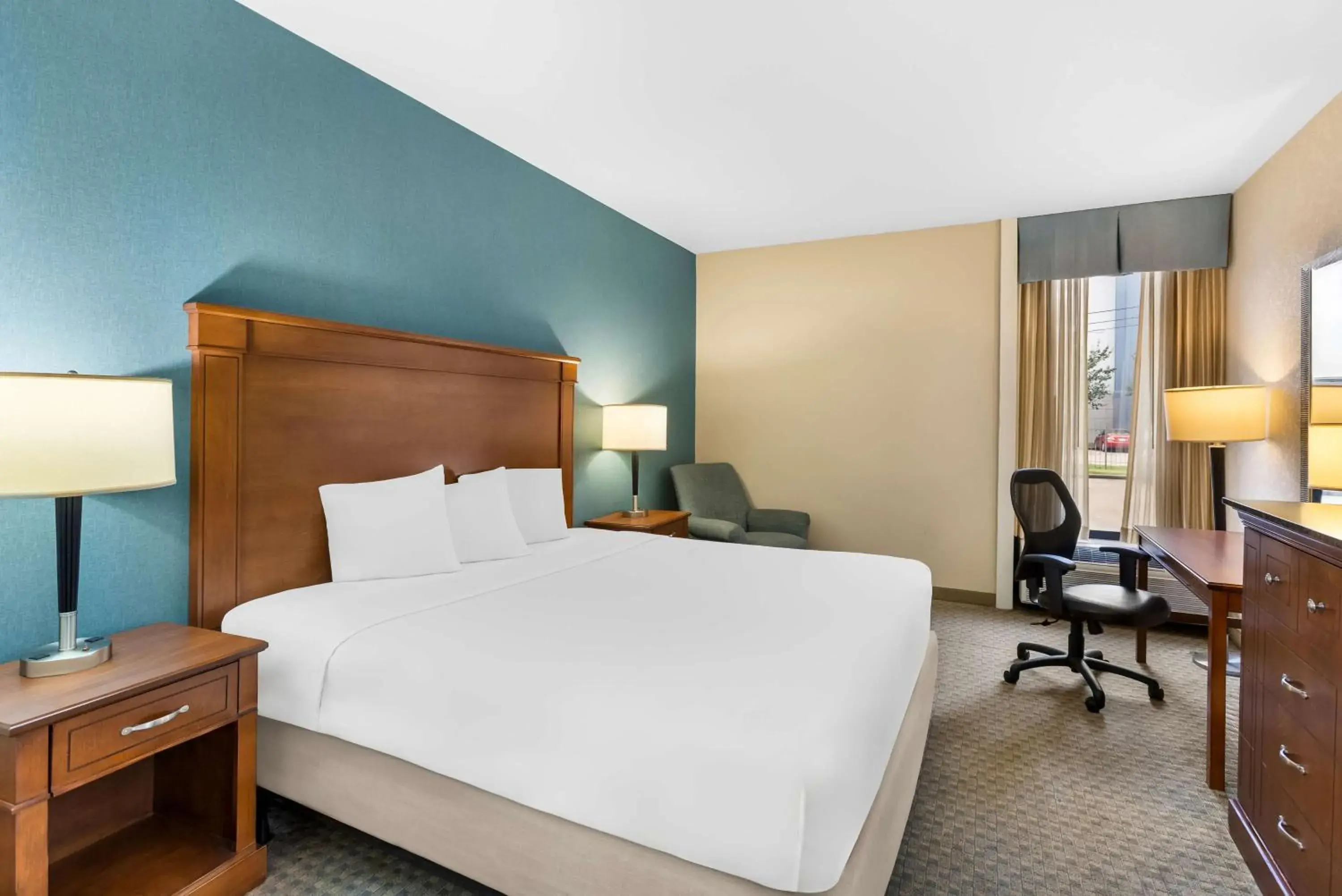 One-Queen Room in Sonesta Essential Houston Hobby Airport One-Queen Room in Sonesta Essential Houston Hobby Airport