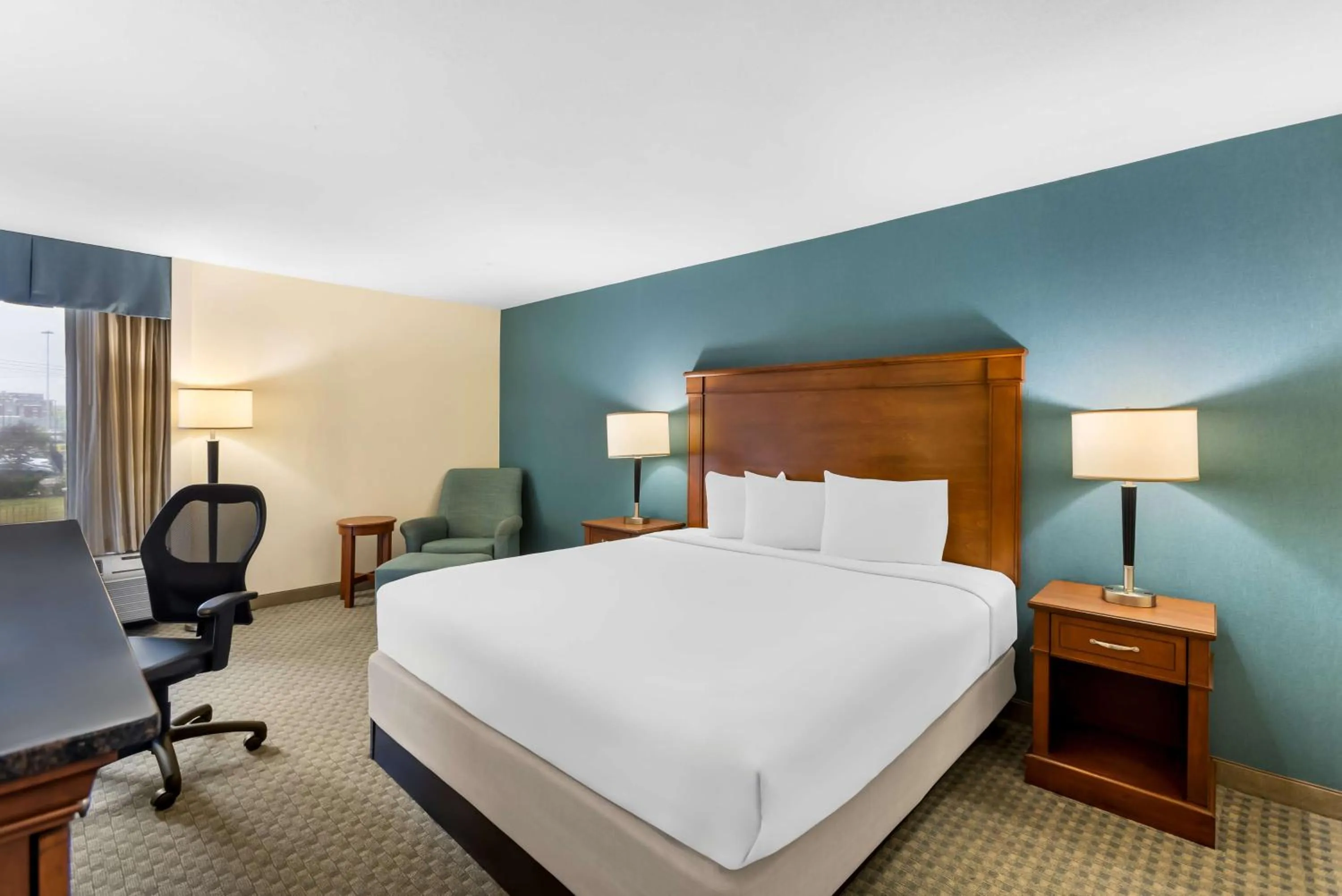 Bedroom, Bed in Sonesta Essential Houston Hobby Airport