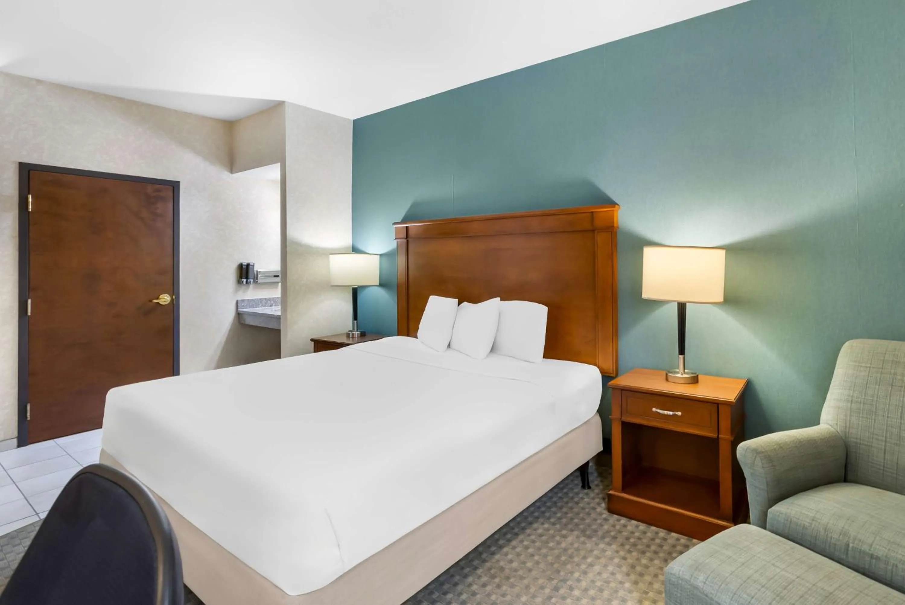 Bedroom, Bed in Sonesta Essential Houston Hobby Airport