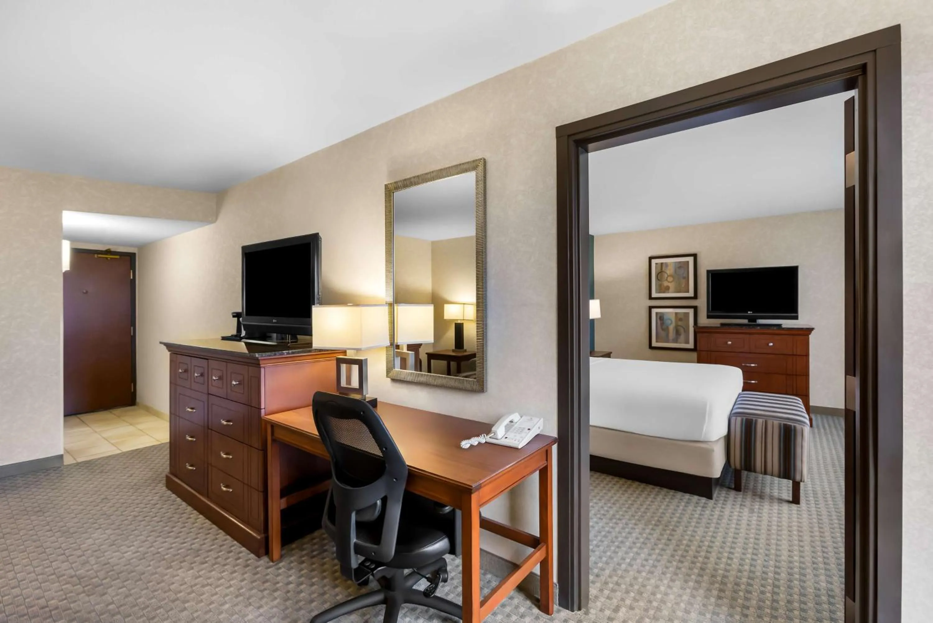 Photo of the whole room, Bed in Sonesta Essential Houston Hobby Airport