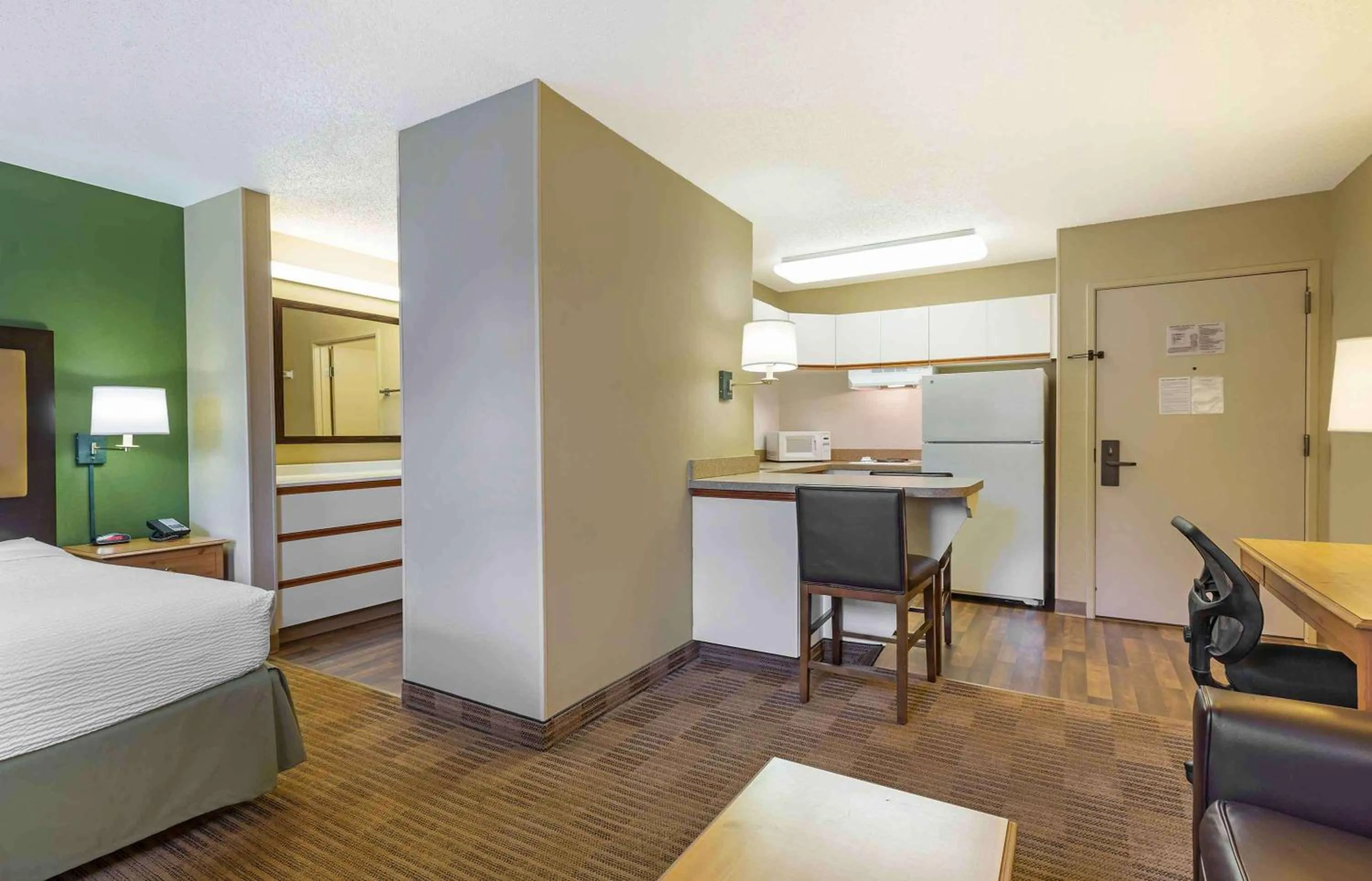 Bedroom, Bed in Extended Stay America Suites - Boston - Marlborough