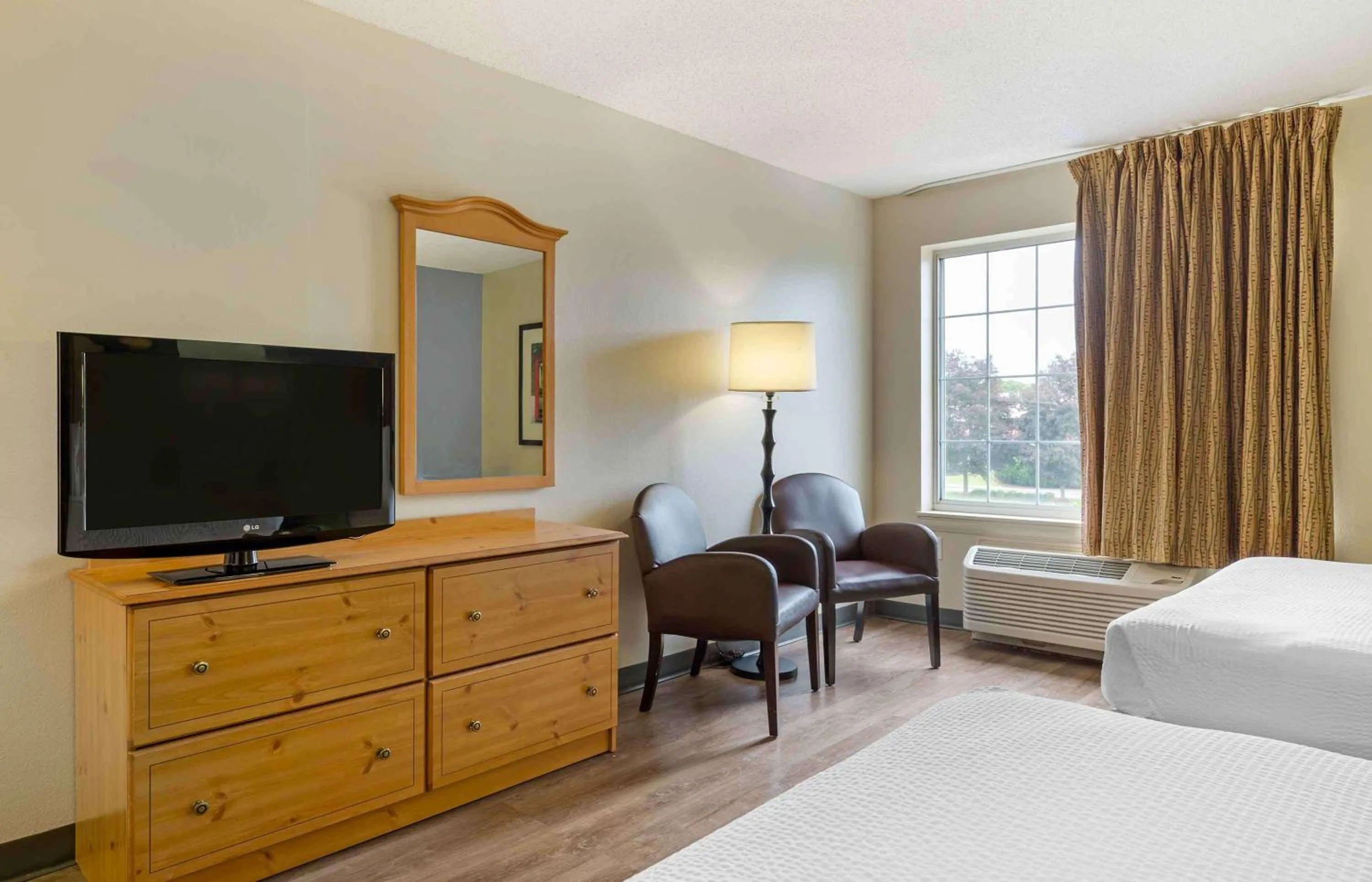 Bedroom, Bed in Extended Stay America Suites - Boston - Marlborough