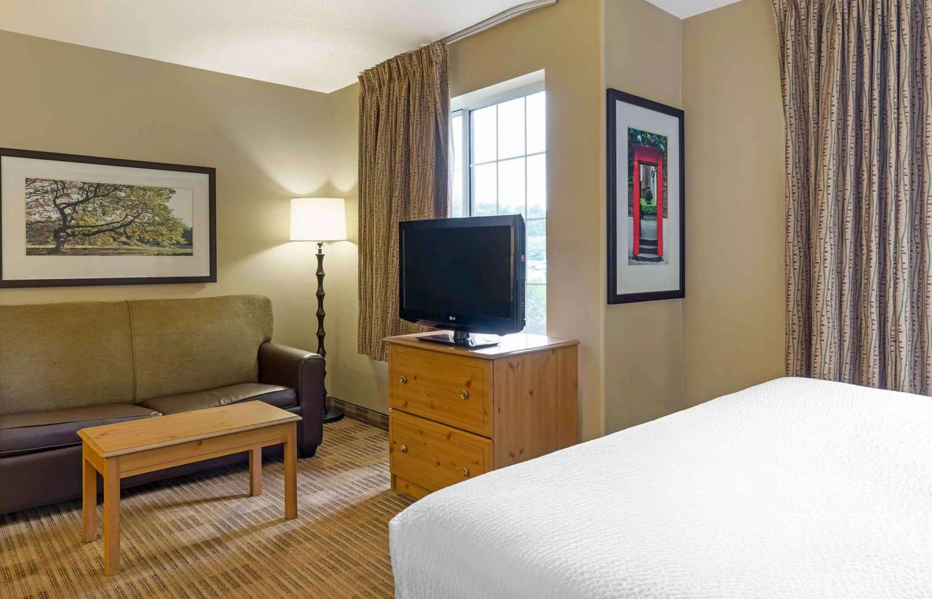Bedroom, Bed in Extended Stay America Suites - Boston - Marlborough