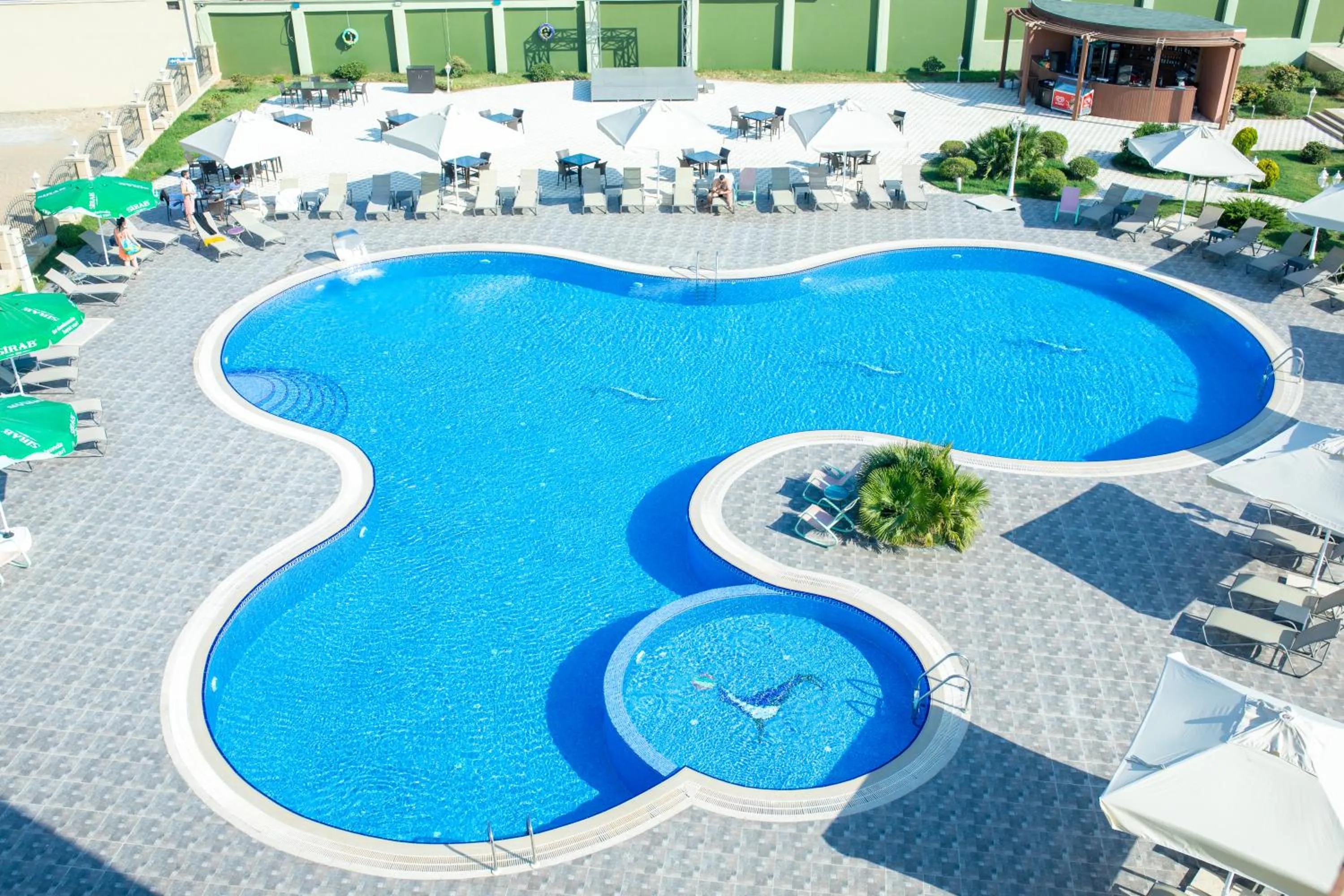 Swimming pool in Khazar Inji Hotel