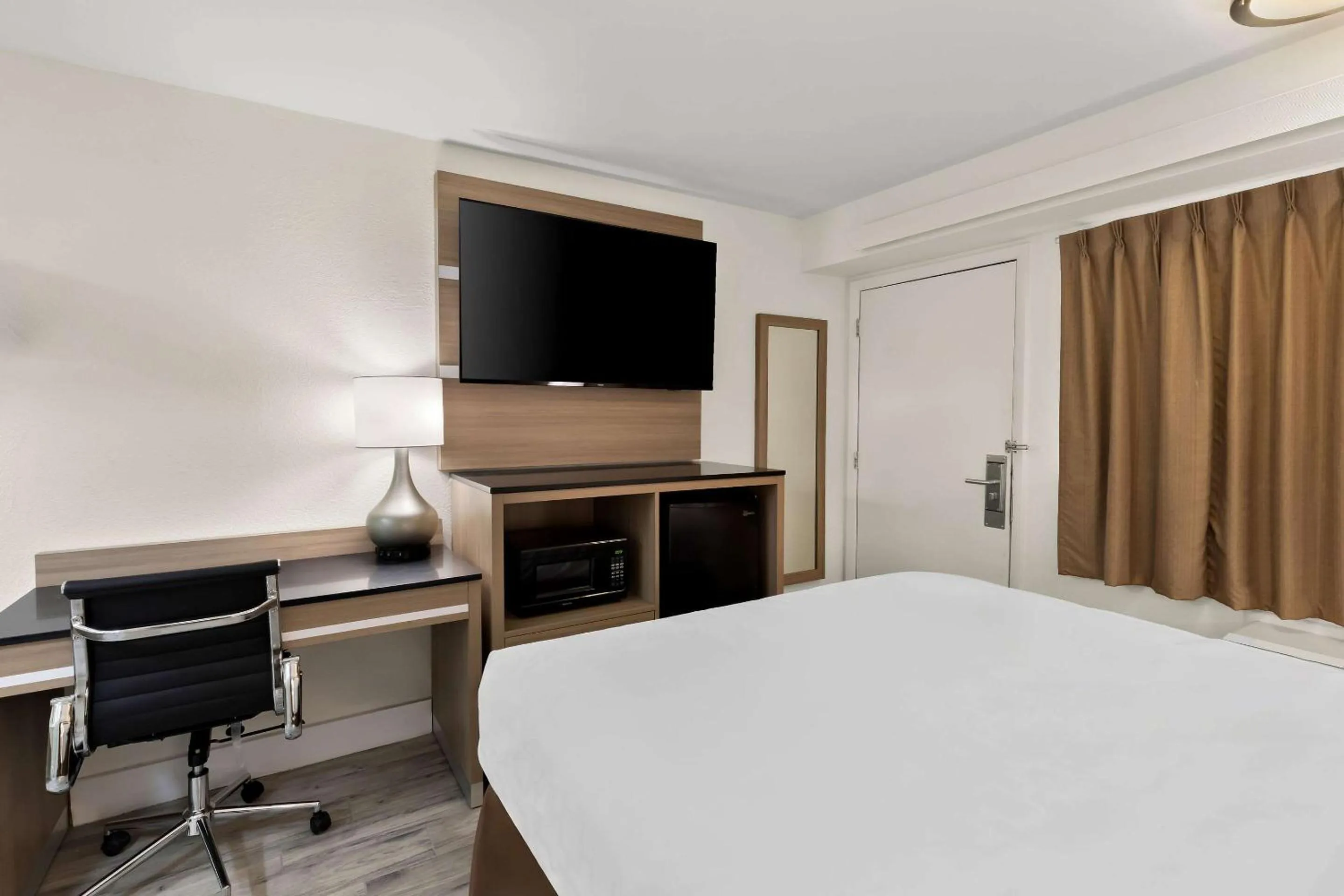 Bedroom, Bed in Clarion Pointe Kennesaw Town Center