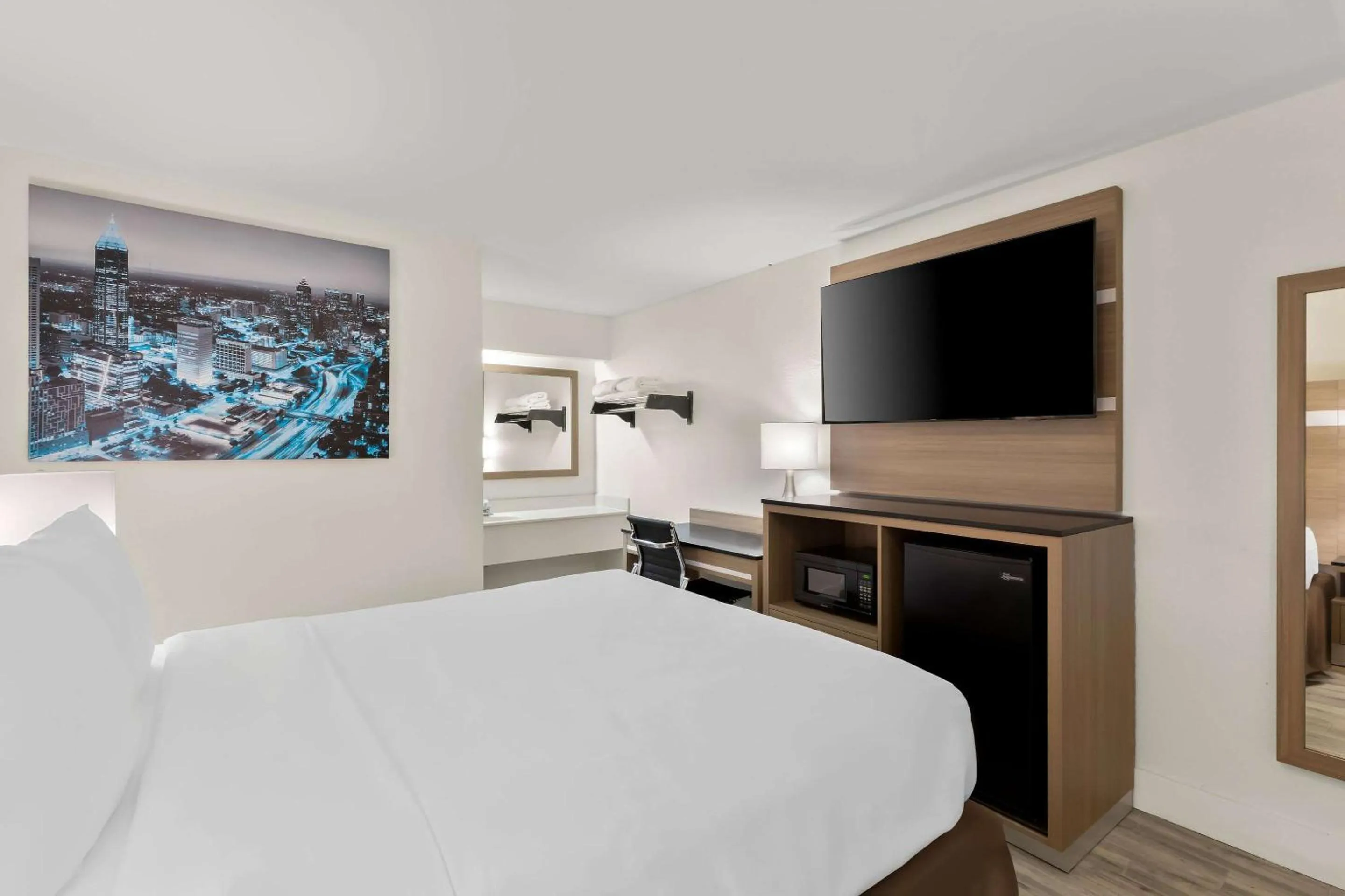 Bedroom, Bed in Clarion Pointe Kennesaw Town Center