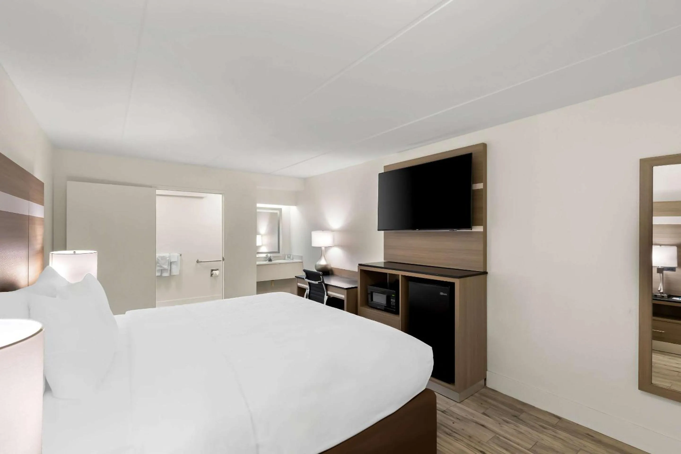 Bedroom, Bed in Clarion Pointe Kennesaw Town Center