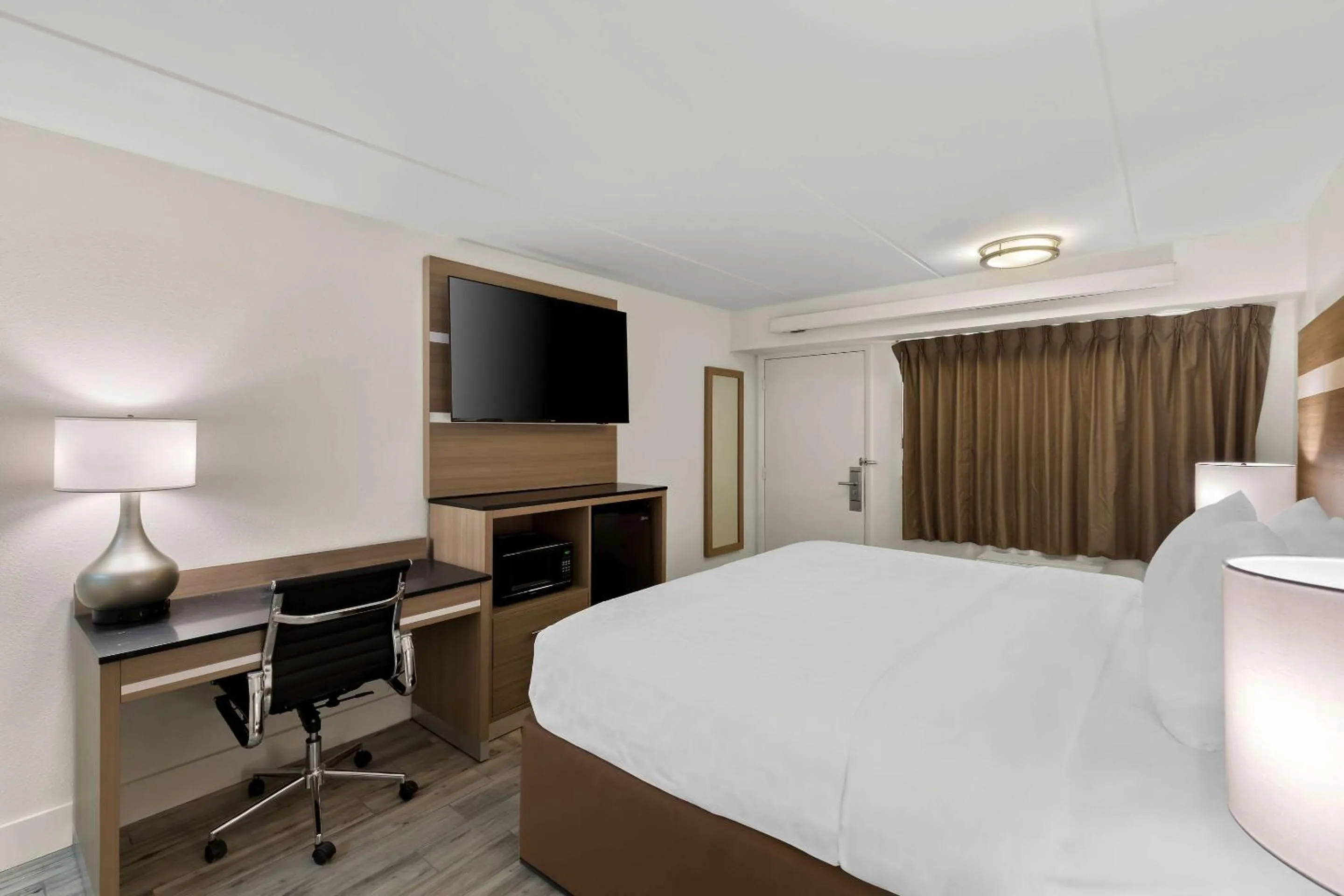 Bedroom, Bed in Clarion Pointe Kennesaw Town Center