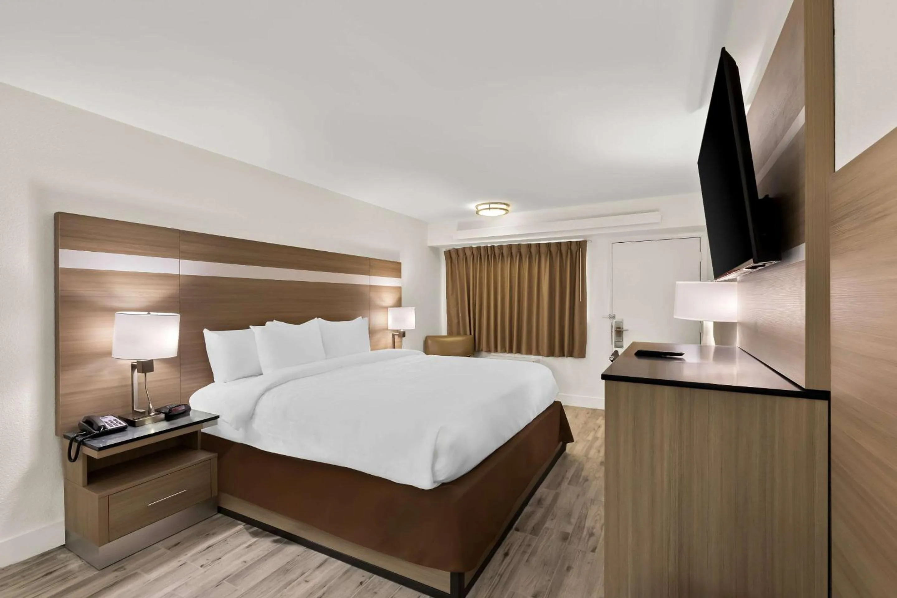 Bedroom, Bed in Clarion Pointe Kennesaw Town Center