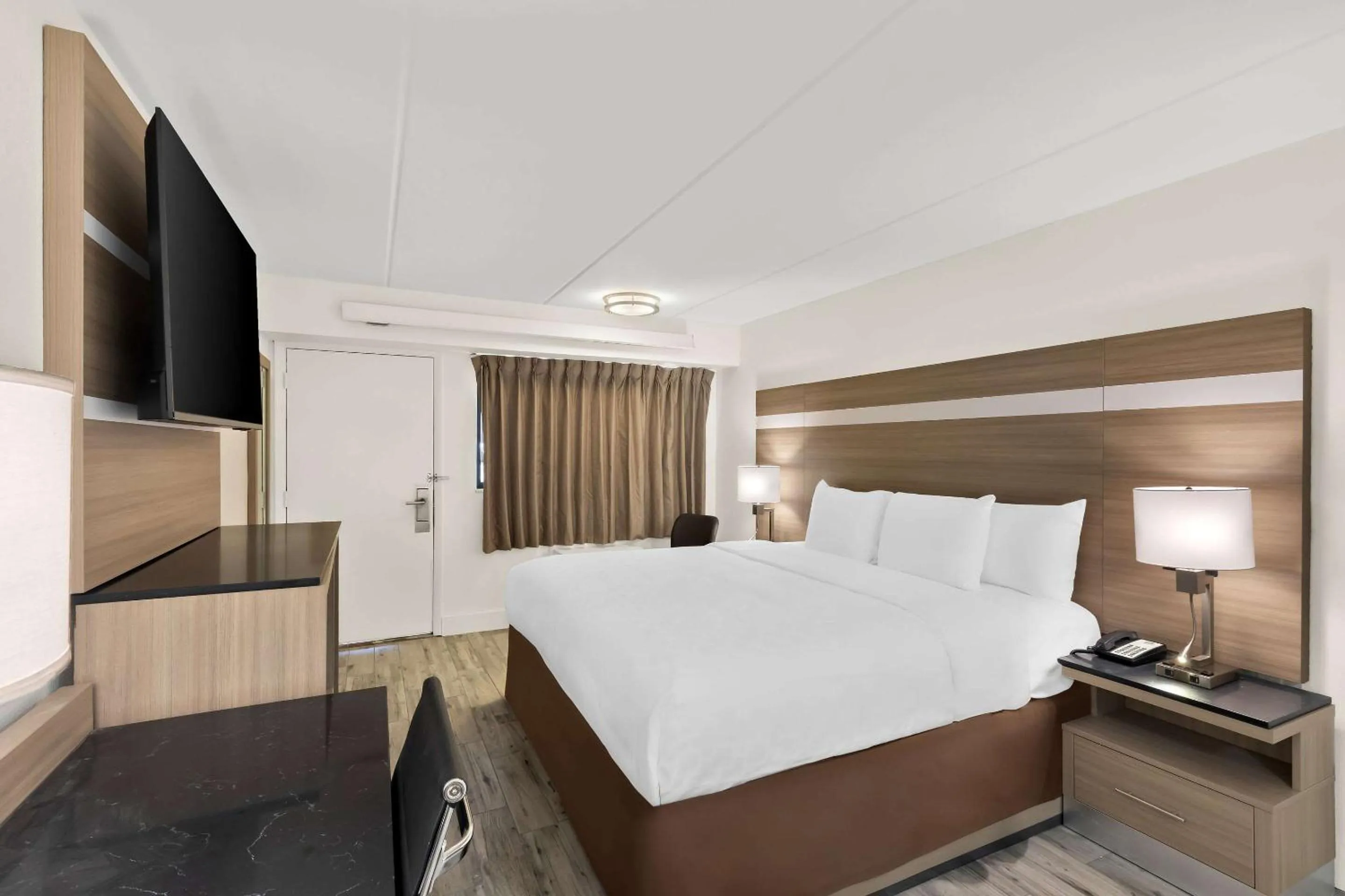 Bedroom, Bed in Clarion Pointe Kennesaw Town Center