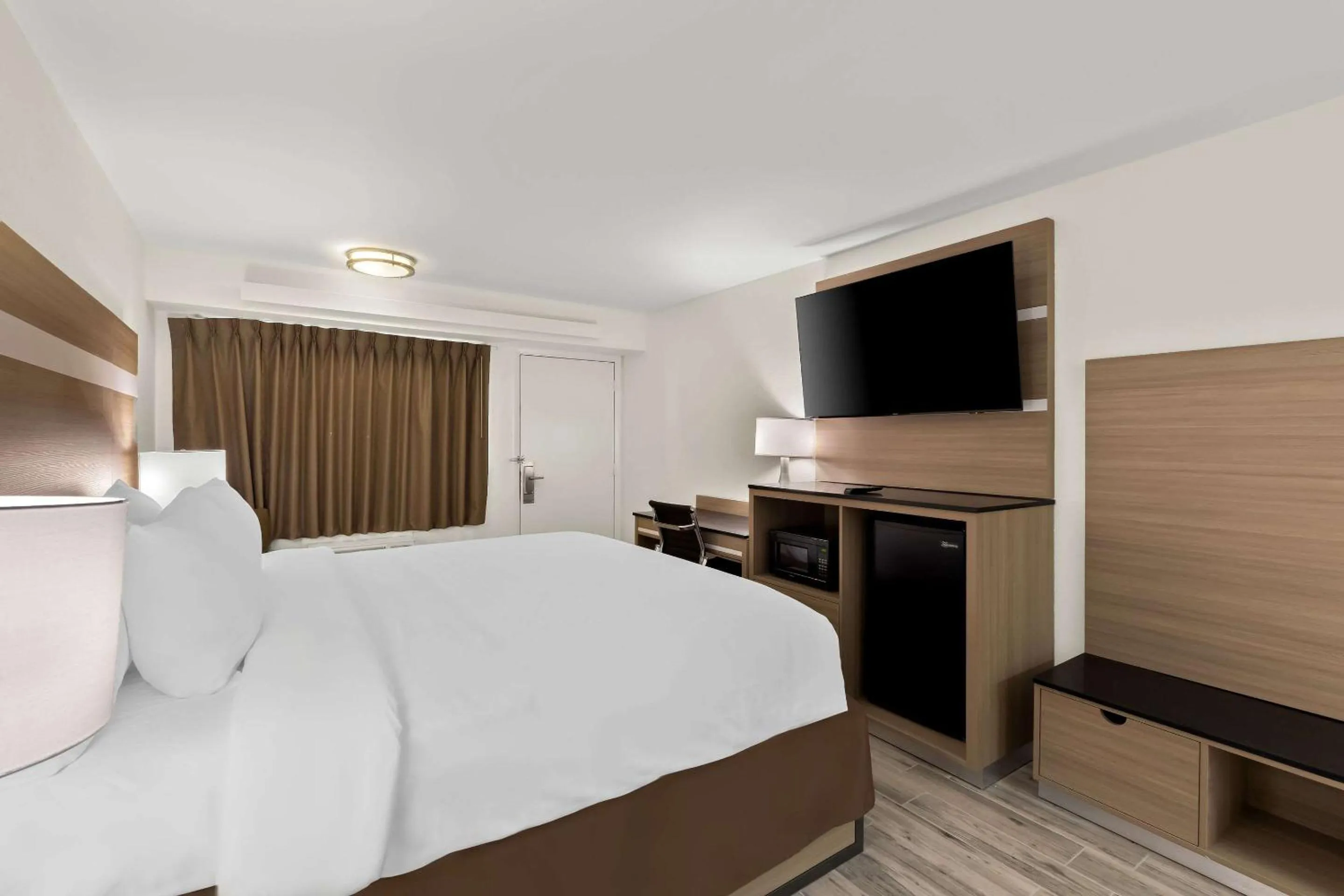 Bedroom, Bed in Clarion Pointe Kennesaw Town Center