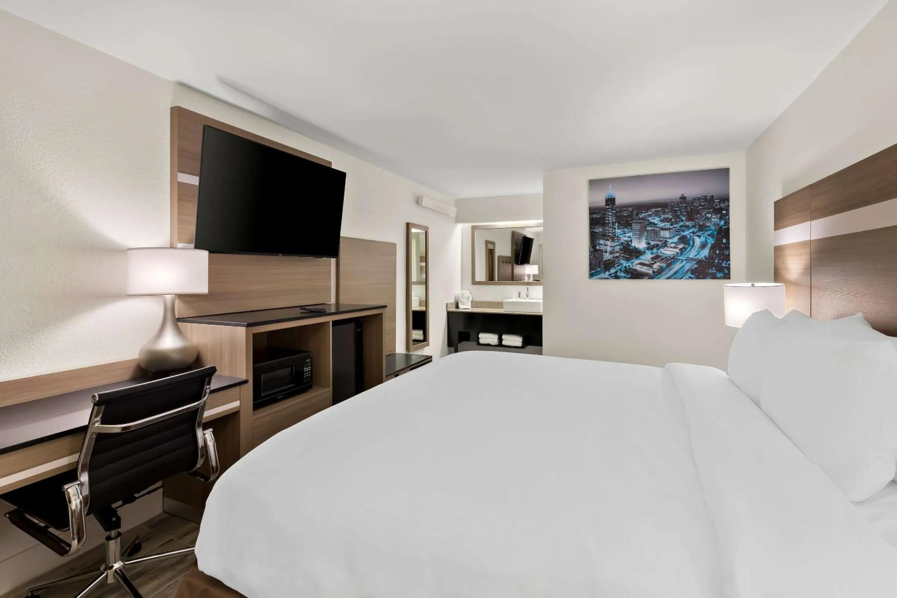 Bedroom, Bed in Clarion Pointe Kennesaw Town Center