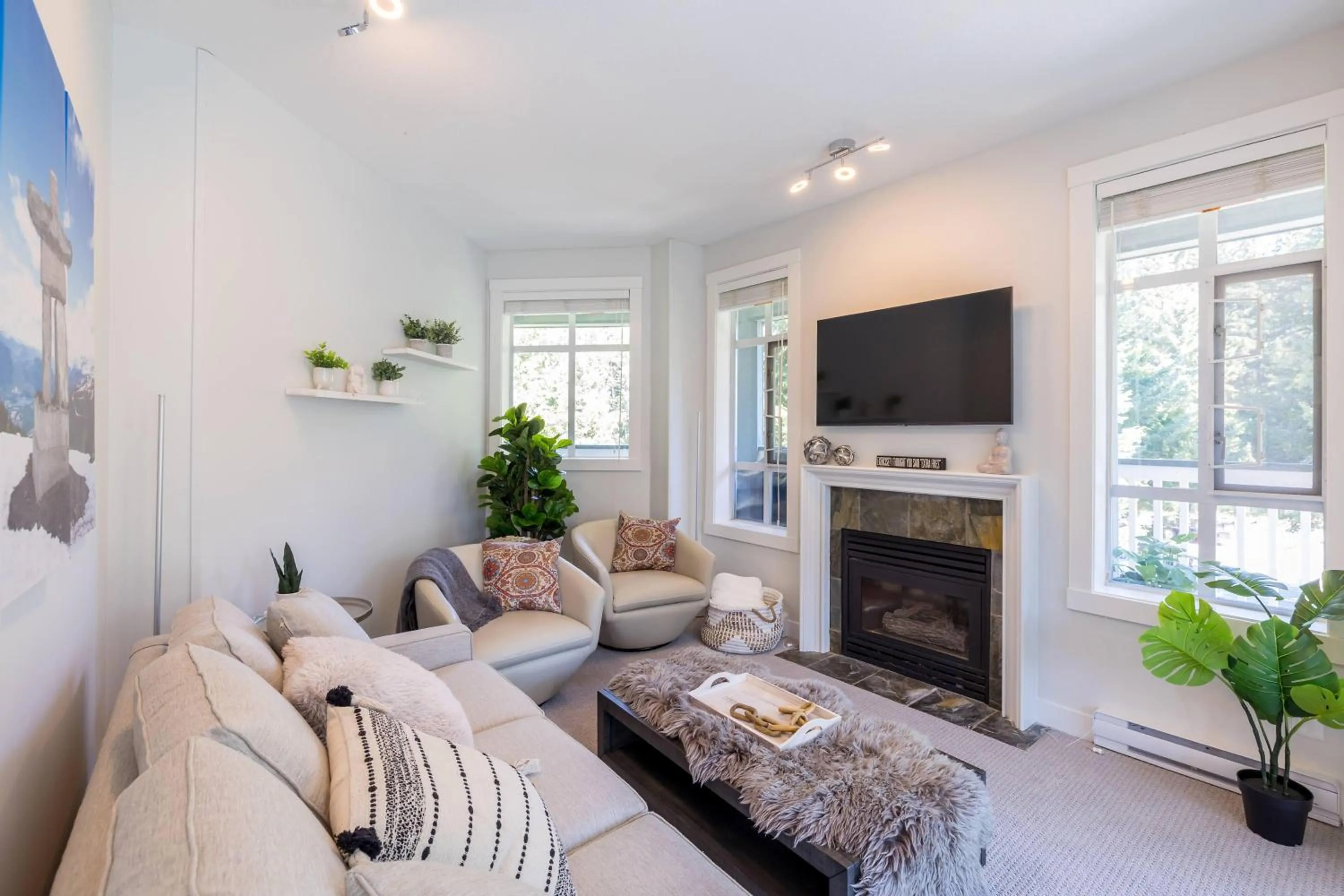 Panoramic Views from this gorgeous 2 Bed Property - Village Location