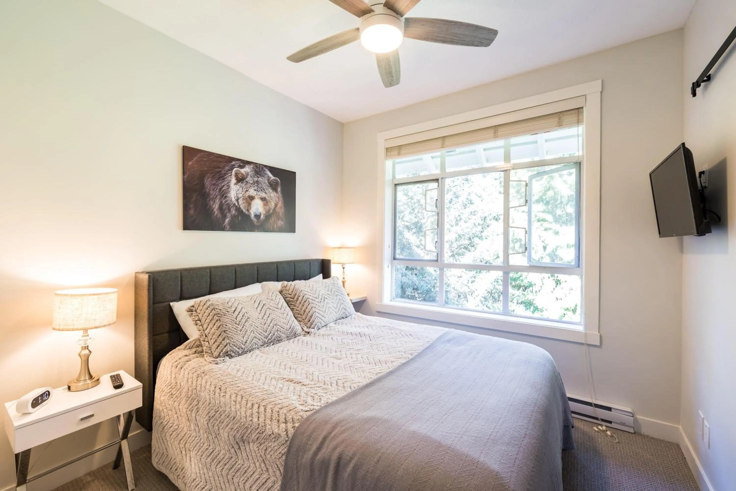 Bed in Panoramic Views from this gorgeous 2 Bed Property - Village Location